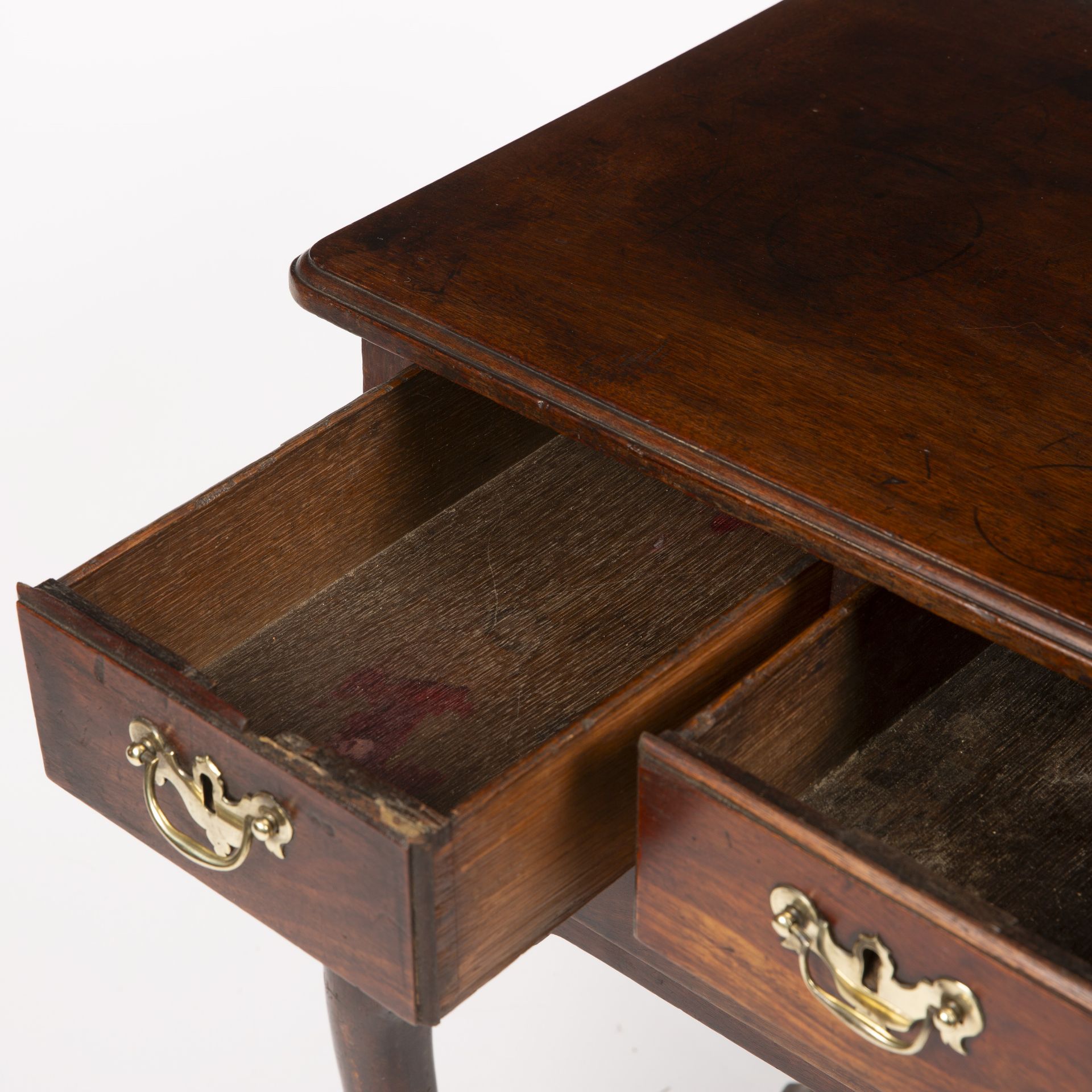 A George III mahogany low boy with four drawers having brass handles and cabriole legs 76cm wide - Bild 4 aus 6