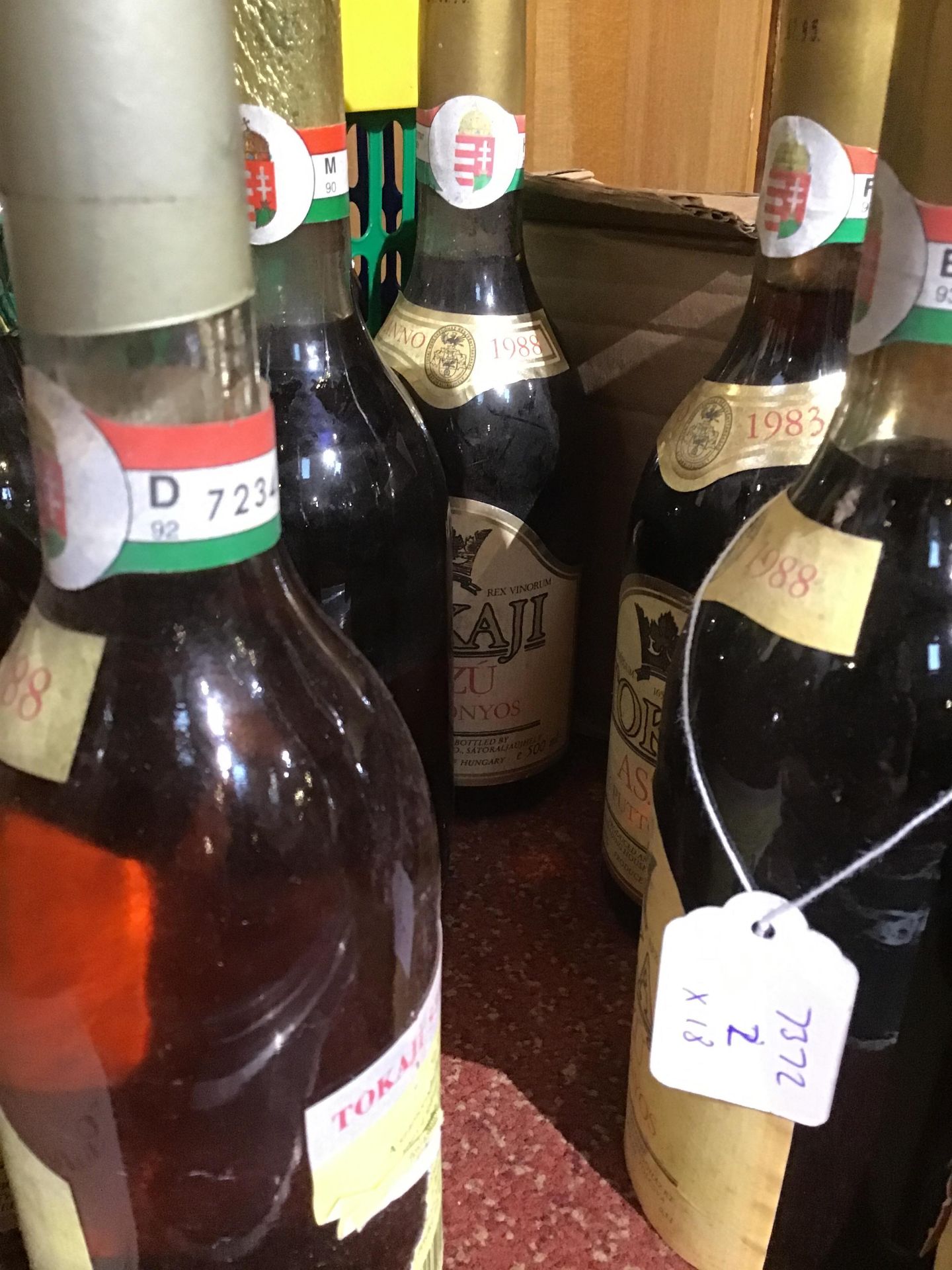 Eighteen Bottles of vintage Hungarian Tokaji (18) Yes, the four larger bottles with irregular - Bild 10 aus 10