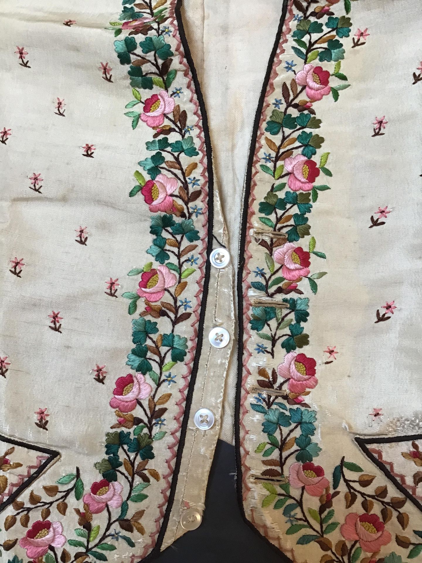 A Georgian silk embroidered waistcoat, decorated with flowers. Stains, marks.  Fraying around button - Bild 16 aus 24