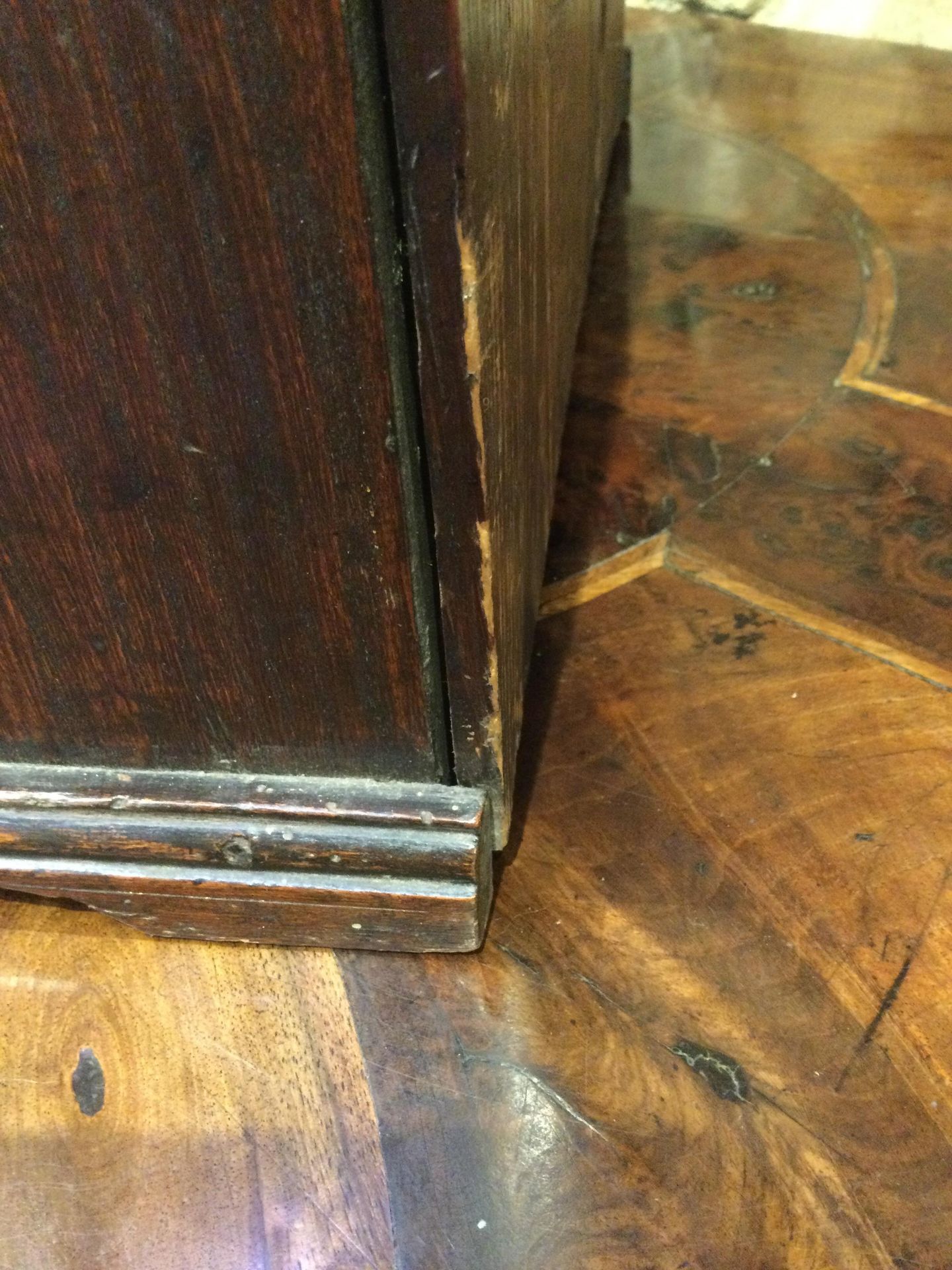 An 18th century elm apprentice bureau bookcase with panelled doors above a fall front three - Bild 24 aus 26