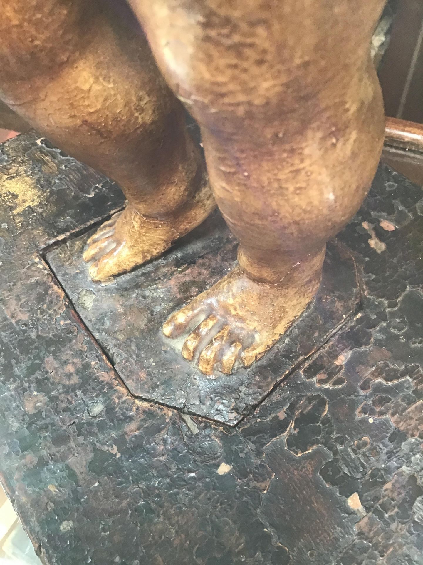 A 17th/18th century Italian gilded and carved limewood cherub on a rectangular gilded base 24cm wide - Image 8 of 26