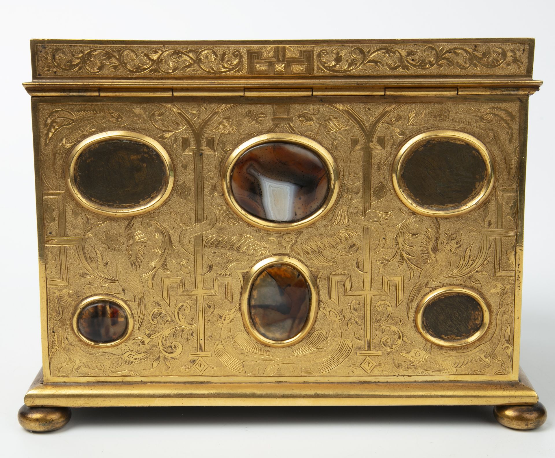 A 19th century correspondence gilt box with engraved decoration and inset cabochon stones hardstones - Bild 5 aus 25