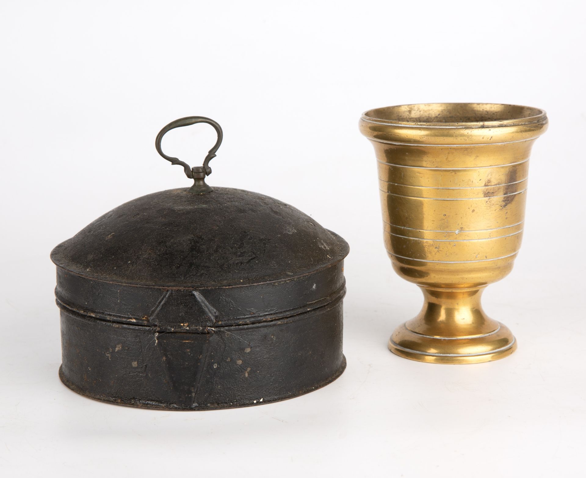 A Georgian toleware spice tin 15cm diameter together with an antique brass mortar 10cm x 13cm - Image 3 of 4