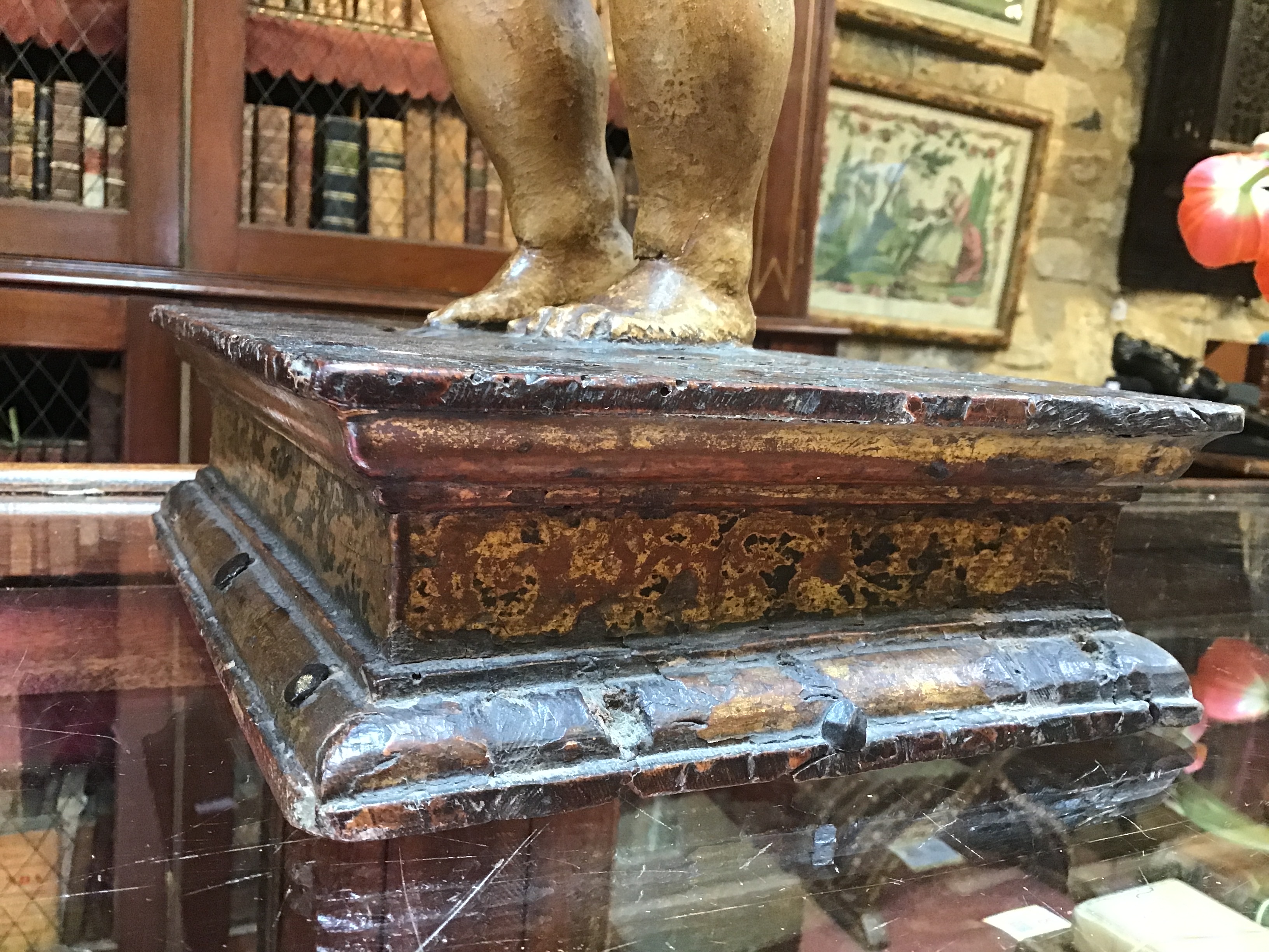 A 17th/18th century Italian gilded and carved limewood cherub on a rectangular gilded base 24cm wide - Bild 13 aus 26