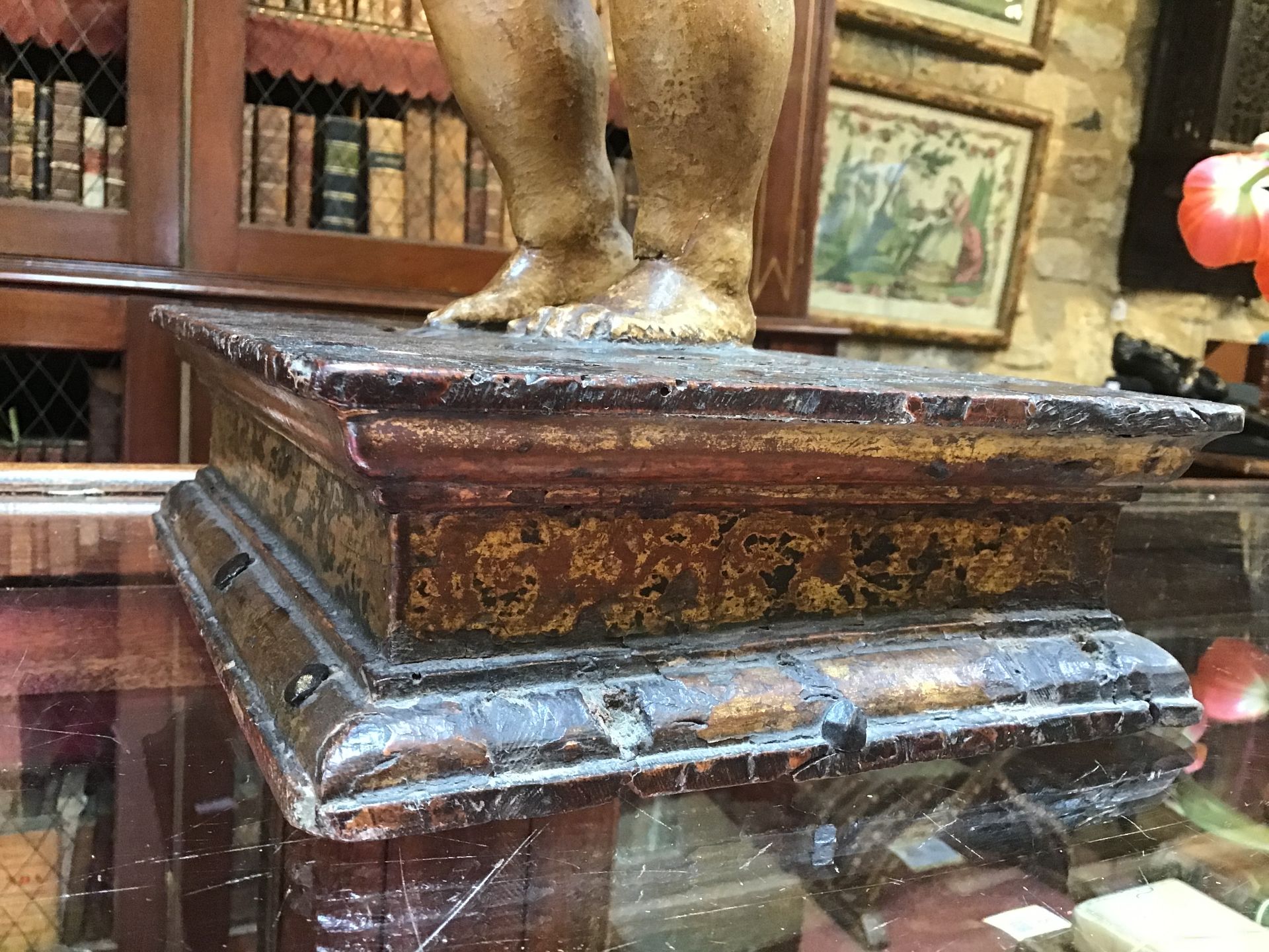 A 17th/18th century Italian gilded and carved limewood cherub on a rectangular gilded base 24cm wide - Image 13 of 26