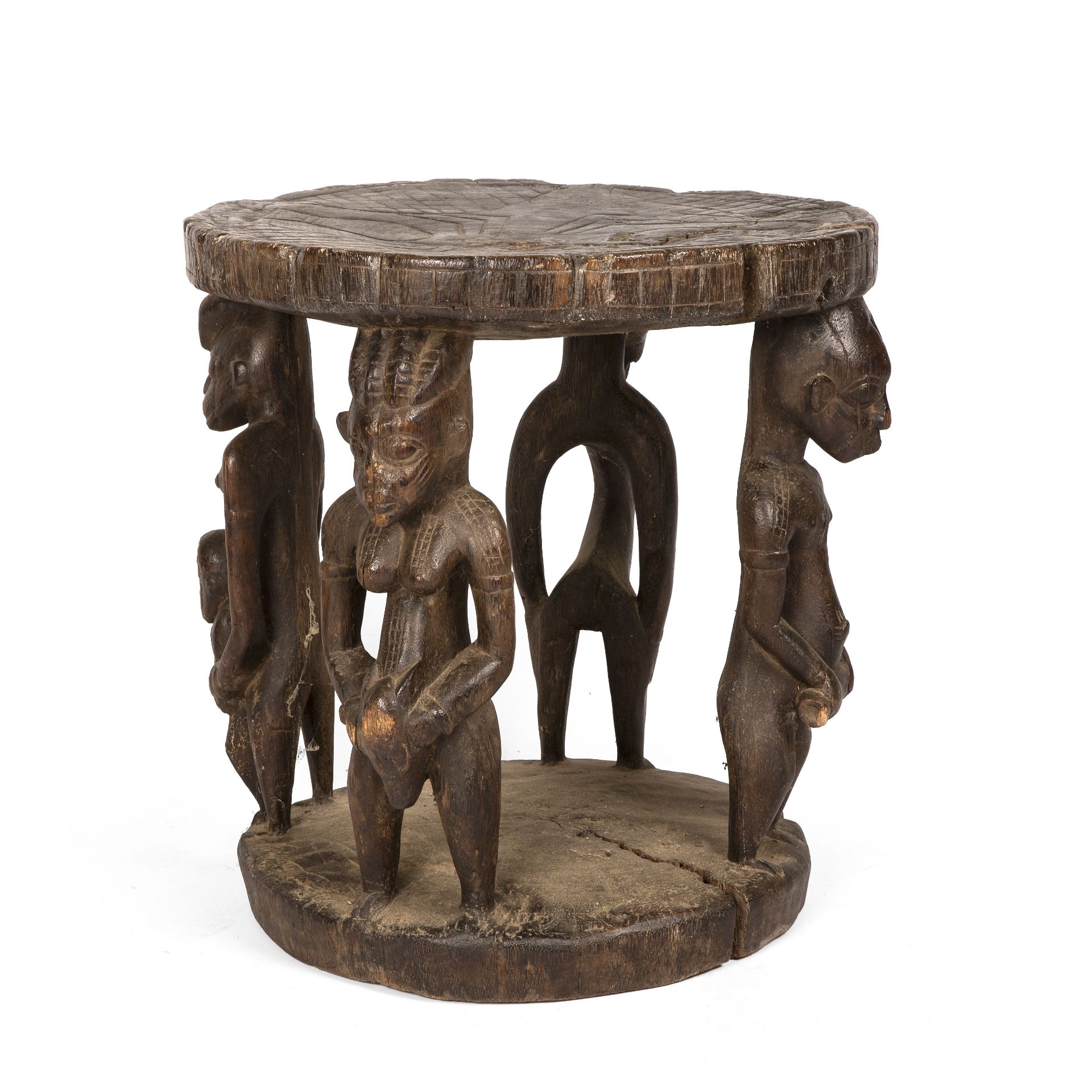 An antique Senufo stool, with four carved fertility figures, 48cm diameter 50cm high - Bild 3 aus 4