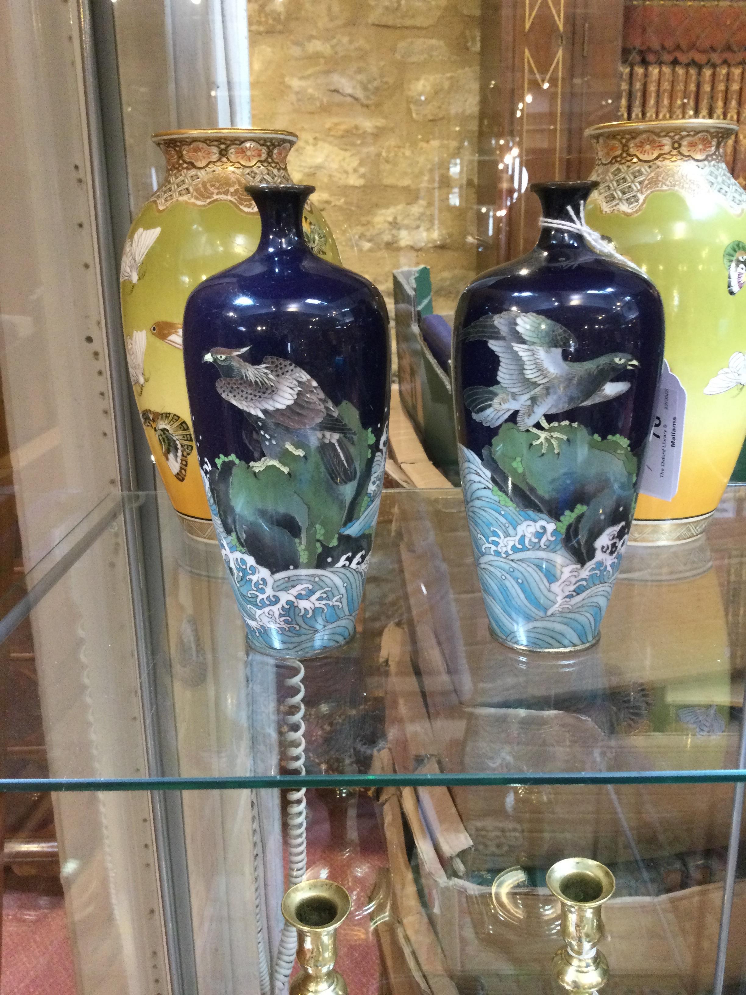 A small pair of early 20th century Japanese cloisonne vases decorated with eagles each 15cm high. - Bild 30 aus 30