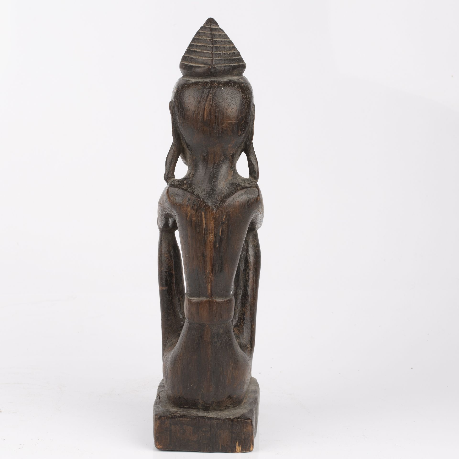 An antique carved wood tribal seated figure possibly Malaysian. 8cm wide 32cm high. - Bild 3 aus 5