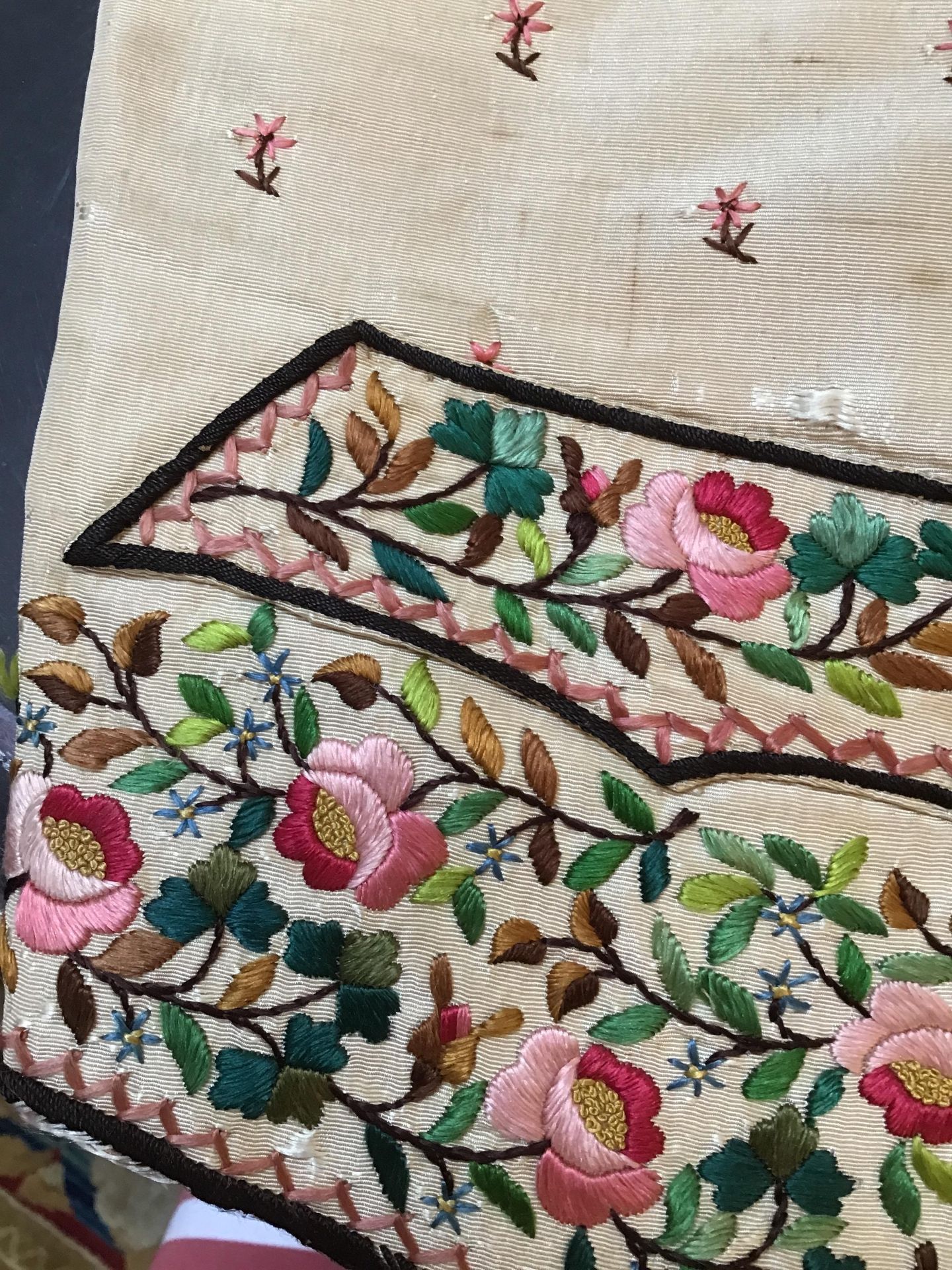 A Georgian silk embroidered waistcoat, decorated with flowers. Stains, marks.  Fraying around button - Bild 18 aus 24