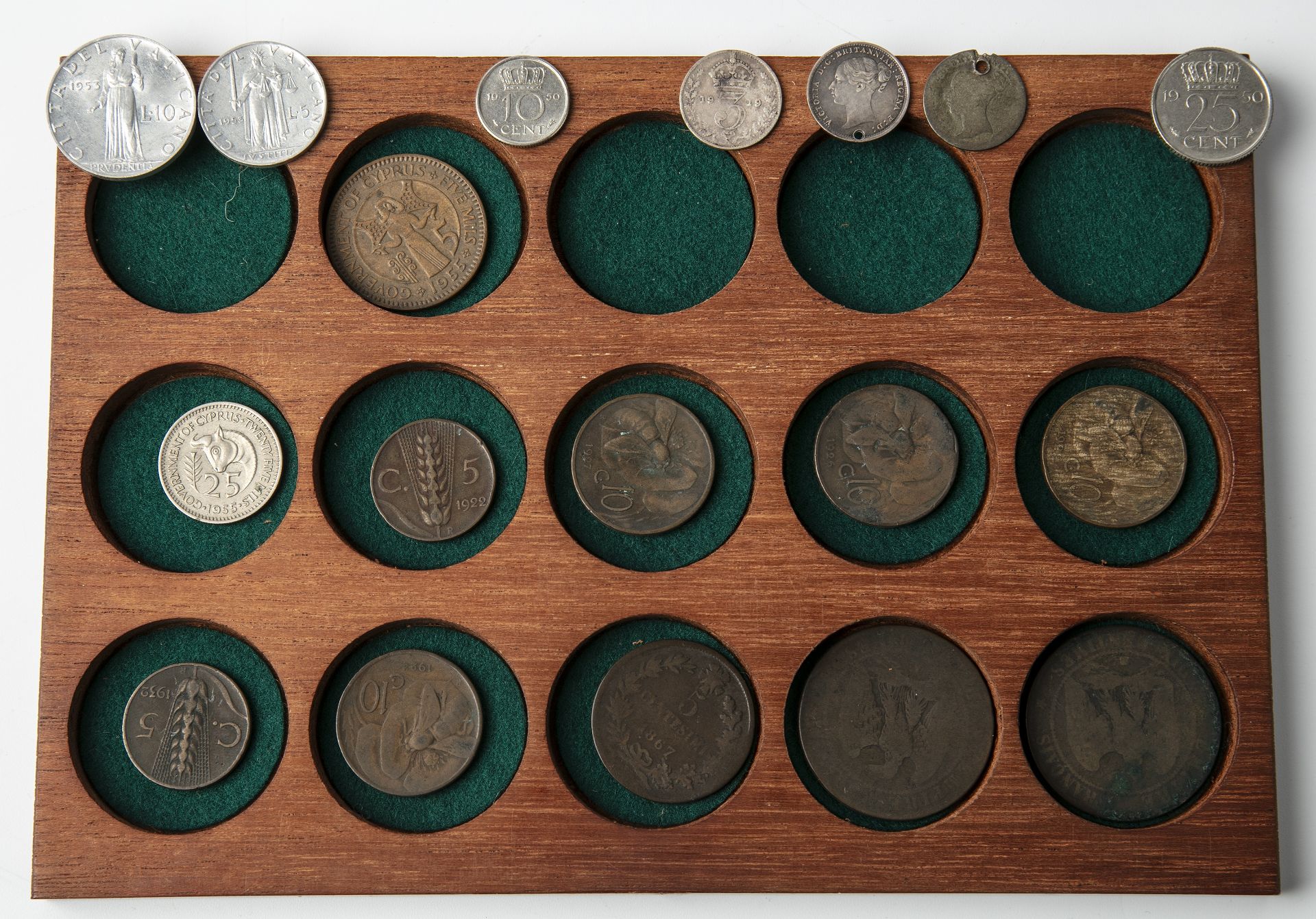 A cabinet on antique coins to include Roman coins, Gordian III, other coins George III 1787 - Bild 10 aus 12