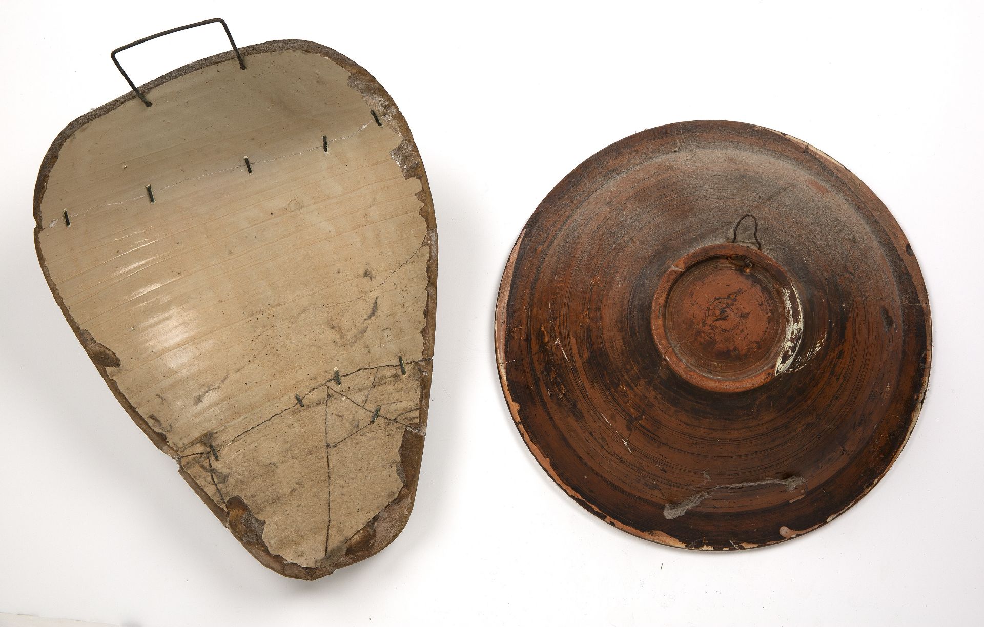 A 19th century French tin glazed bowl, 34cm diameter together with an Italian Majolica fragment - Bild 2 aus 2