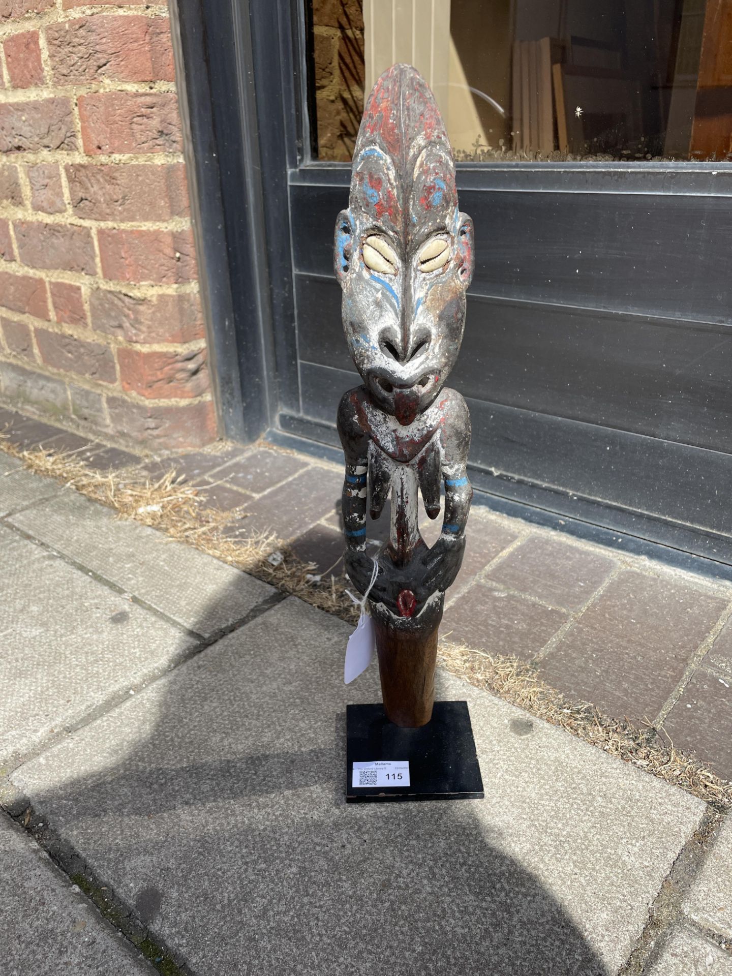 An antique Sepik river flute stopper, with cowrie eyes and painted decoration 42cm high - Bild 5 aus 7