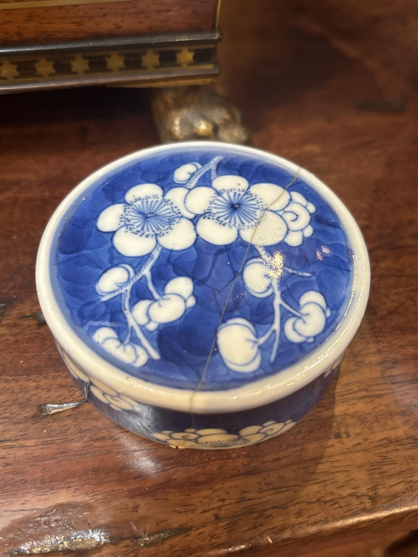 A Chinese ginger jar with blue and white prunus blossom decoration and a six character Qing mark - Bild 4 aus 10