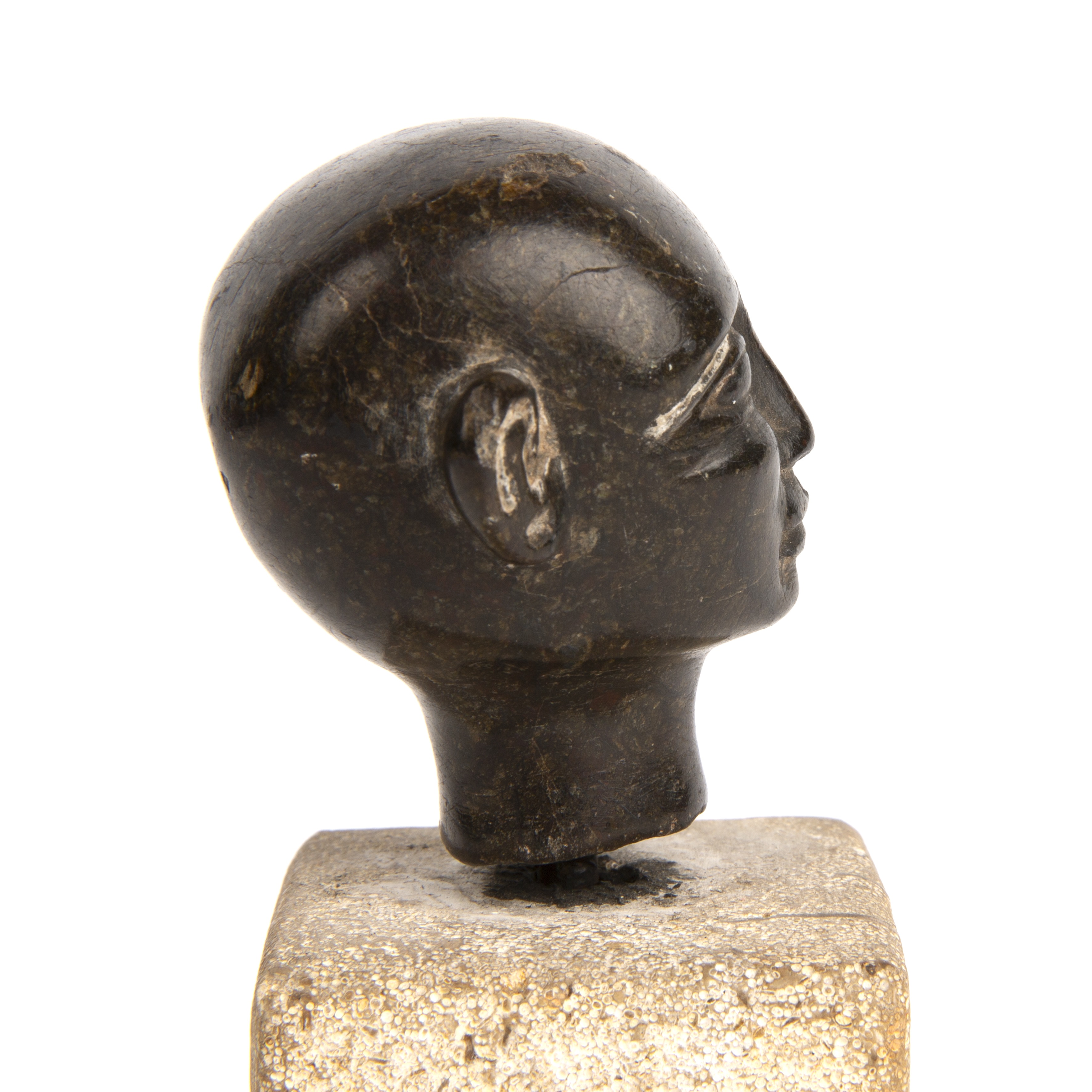 An antique eastern hardstone head 5cm x 5cm mounted on a stone plinth. - Bild 5 aus 5