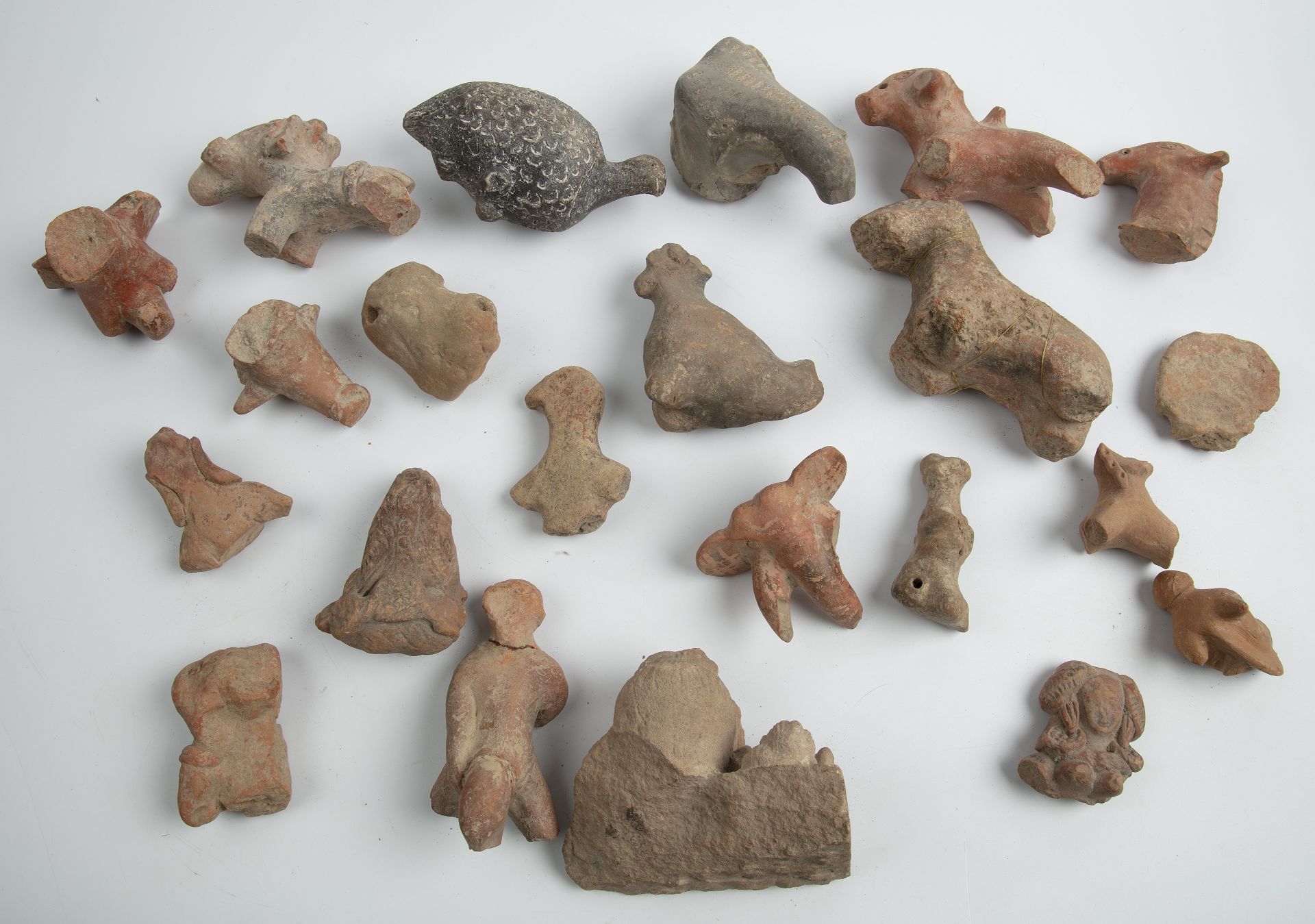 A collection of ancient Indian terracotta animal figures and fragments Provenance A private estate - Bild 2 aus 3