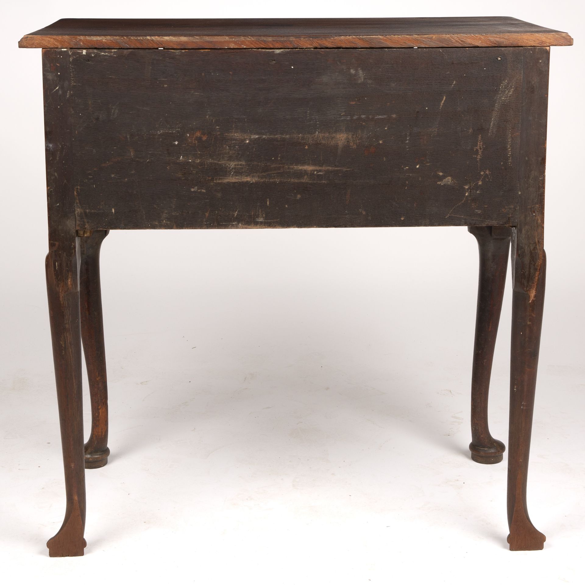 A George III mahogany low boy with four drawers having brass handles and cabriole legs 76cm wide - Bild 5 aus 6