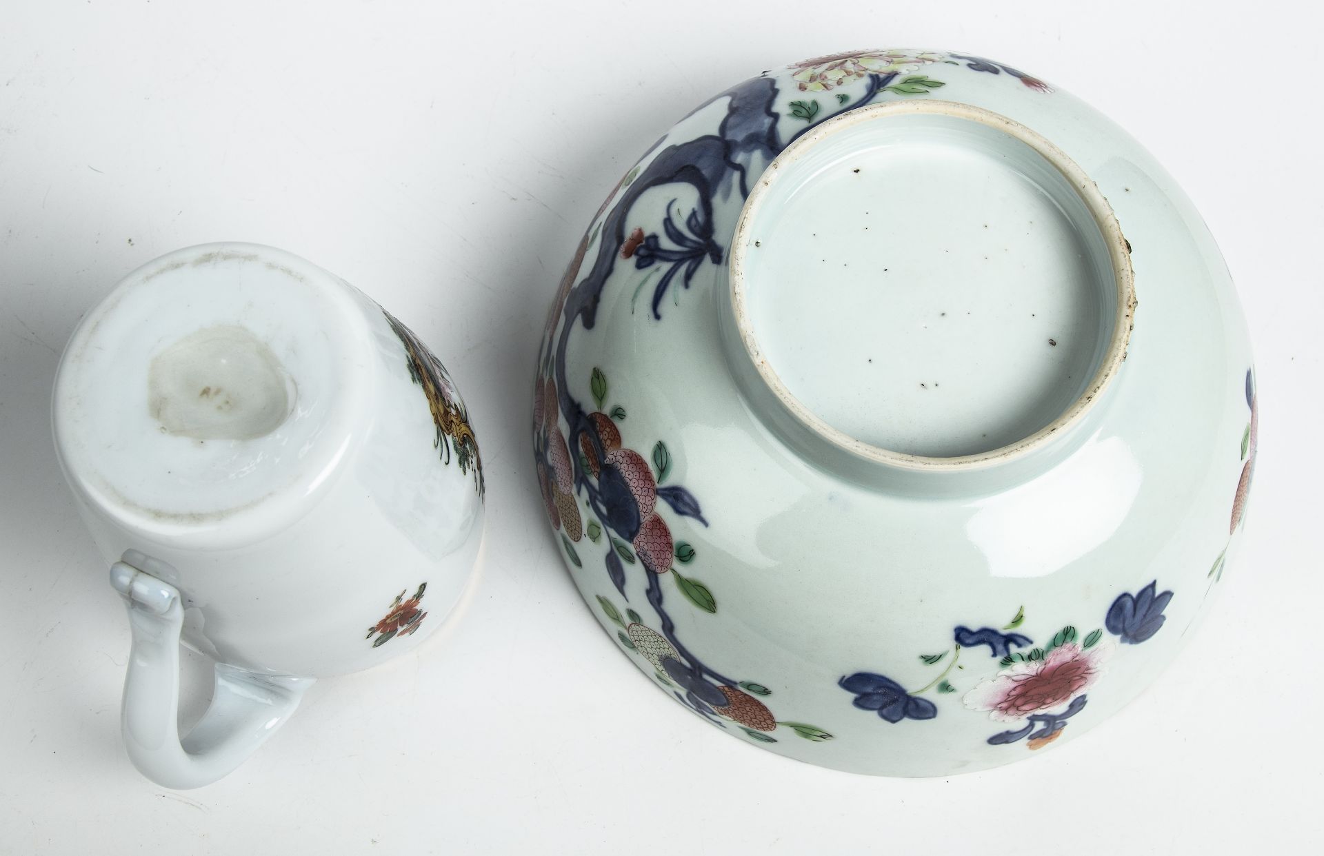 An 18th/19th century Bohemian milk glass tankard 14cm high together with Chinese porcelain bowl 24cm - Bild 3 aus 18