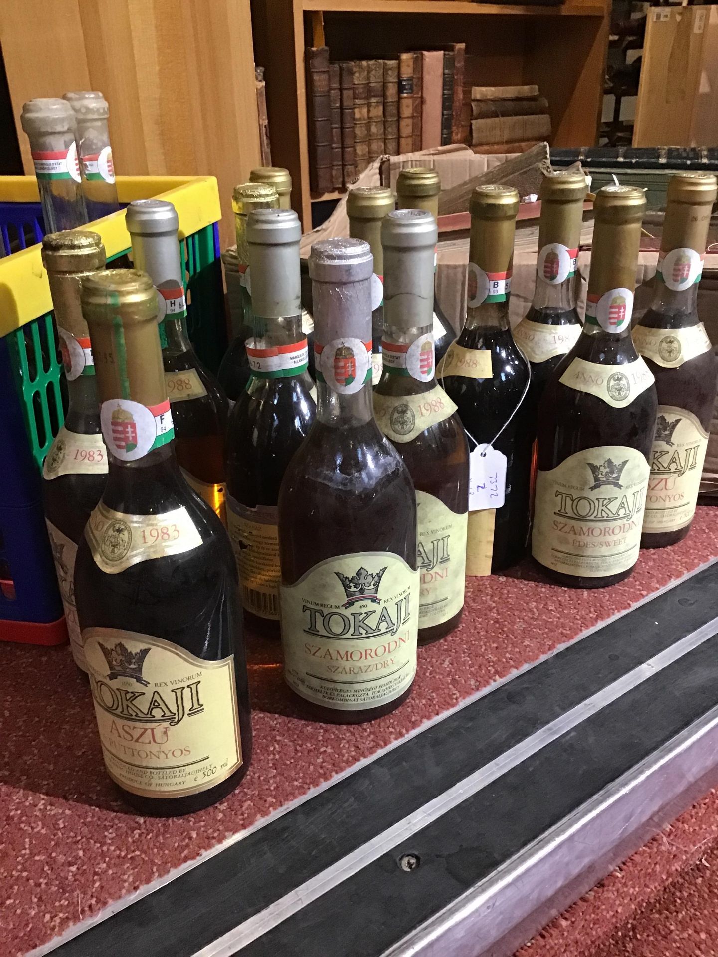 Eighteen Bottles of vintage Hungarian Tokaji (18) Yes, the four larger bottles with irregular - Bild 7 aus 10