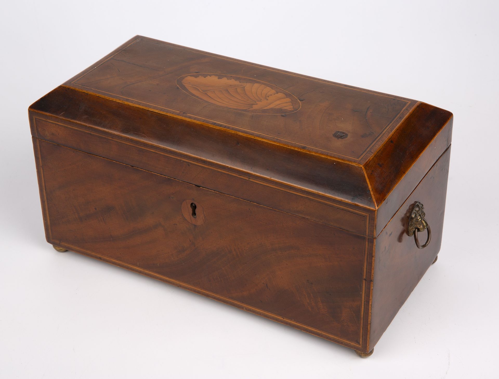 A George III walnut tea caddy with a satinwood shell inlaid top, lions mask handles and brass ball - Bild 2 aus 6
