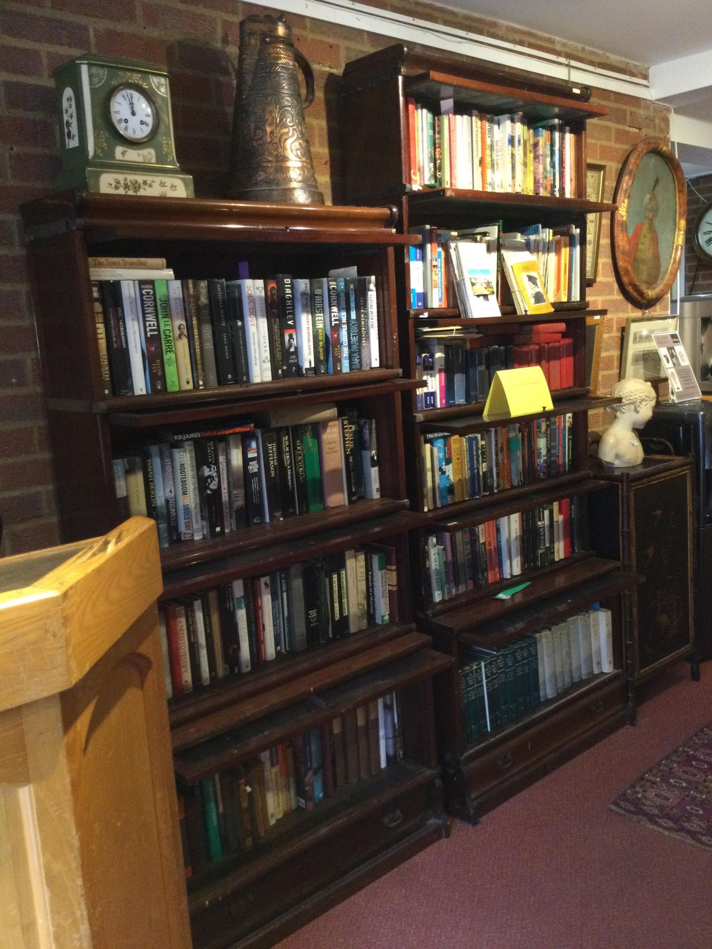 Two mahogany Globe Wernicke bookcases, a six section 87cm wide 37cm deep 218cm high and a four - Bild 2 aus 28