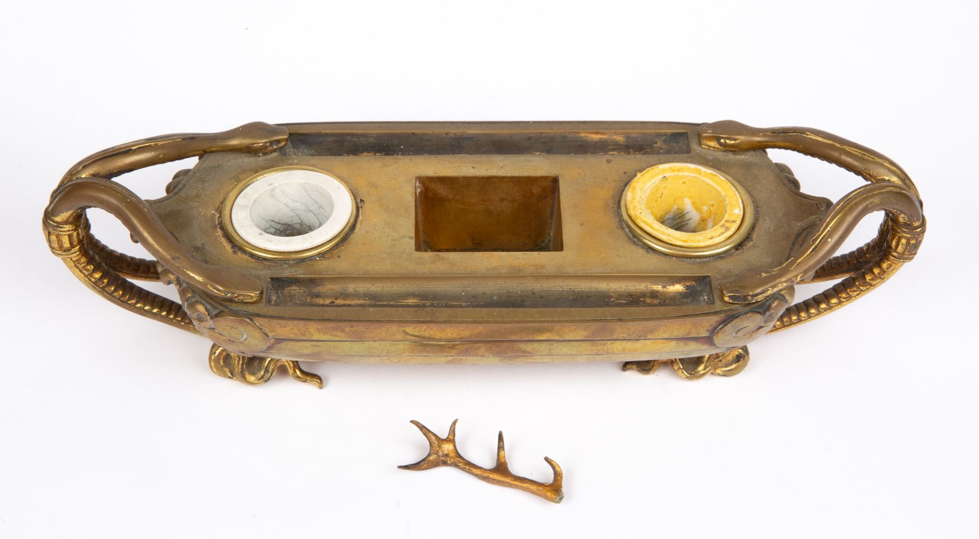 A 19th century gilt metal inkstand with a stag surmount on a boat-shaped base and with serpent - Bild 4 aus 4