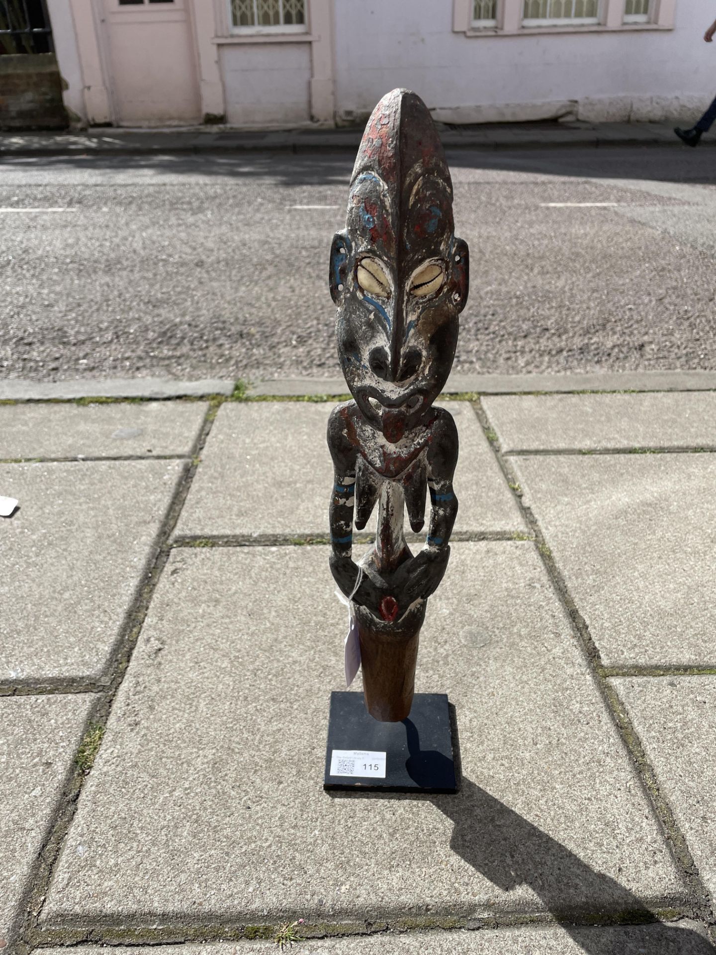 An antique Sepik river flute stopper, with cowrie eyes and painted decoration 42cm high - Bild 4 aus 7
