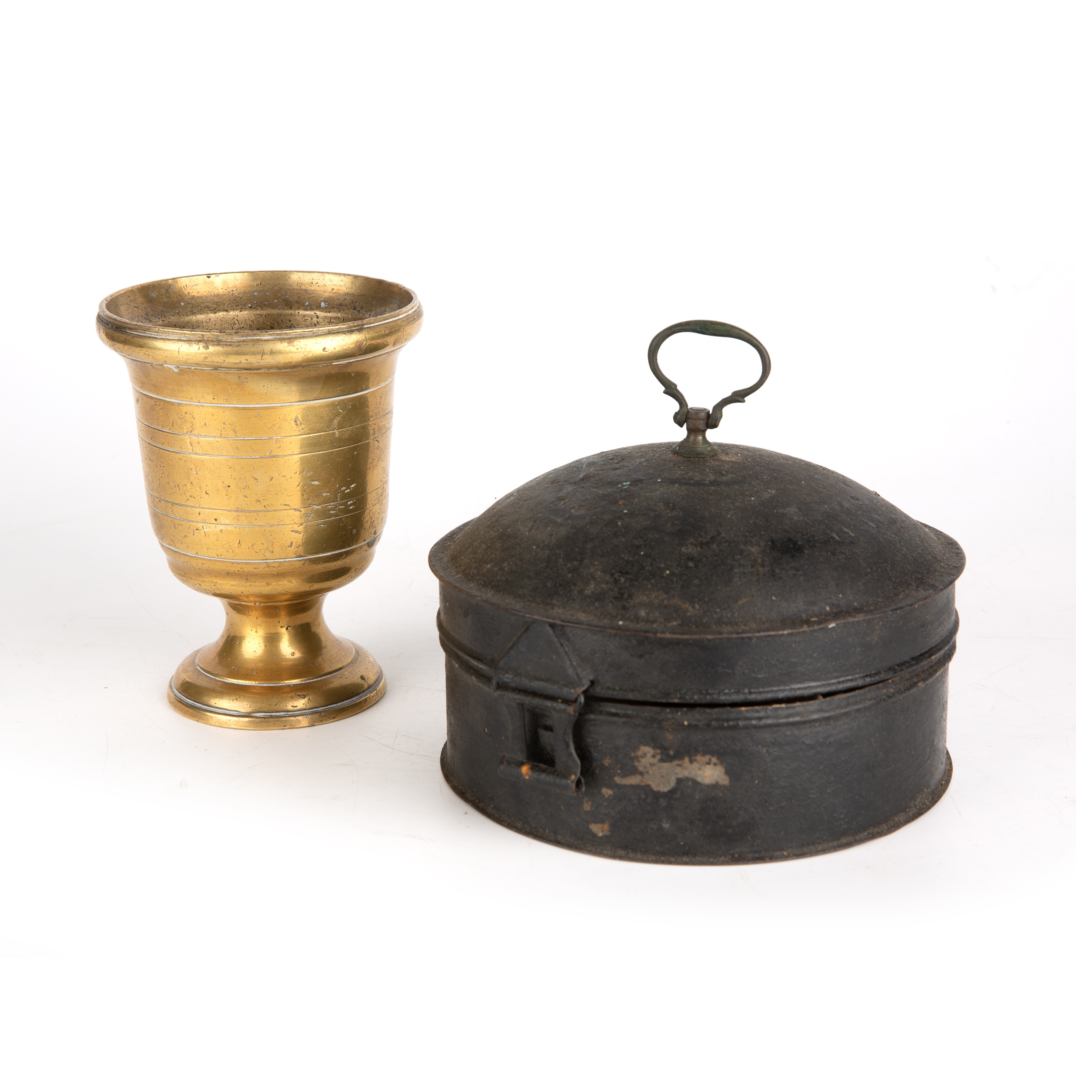 A Georgian toleware spice tin 15cm diameter together with an antique brass mortar 10cm x 13cm - Image 2 of 4