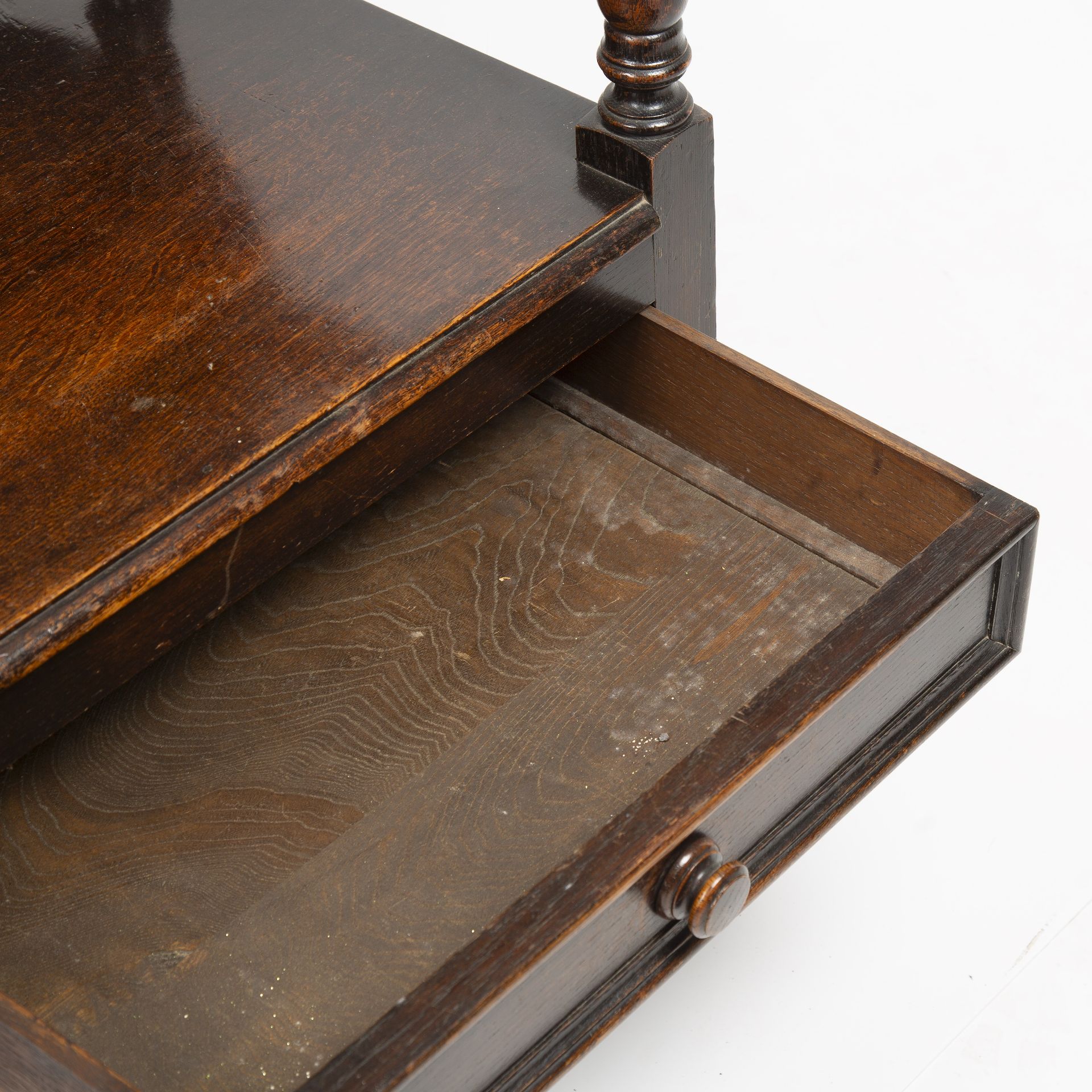 An early 20th century oak monks seat, the lifting back with a carved floral design all raised on - Bild 3 aus 5