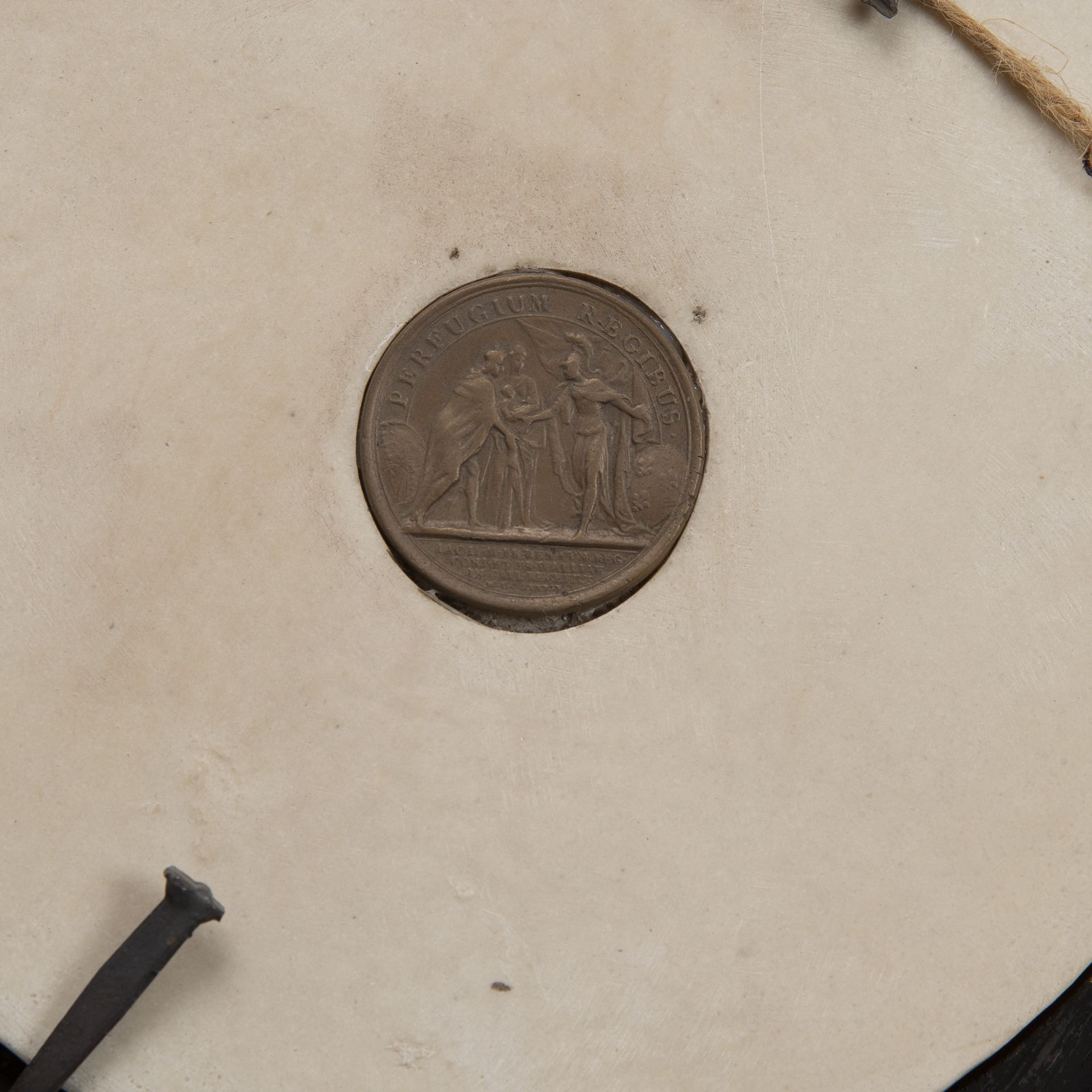 A Sevres porcelain oval classical plaque, 21cm x 12.5cm; together with a pair of composite reliefs - Bild 2 aus 4
