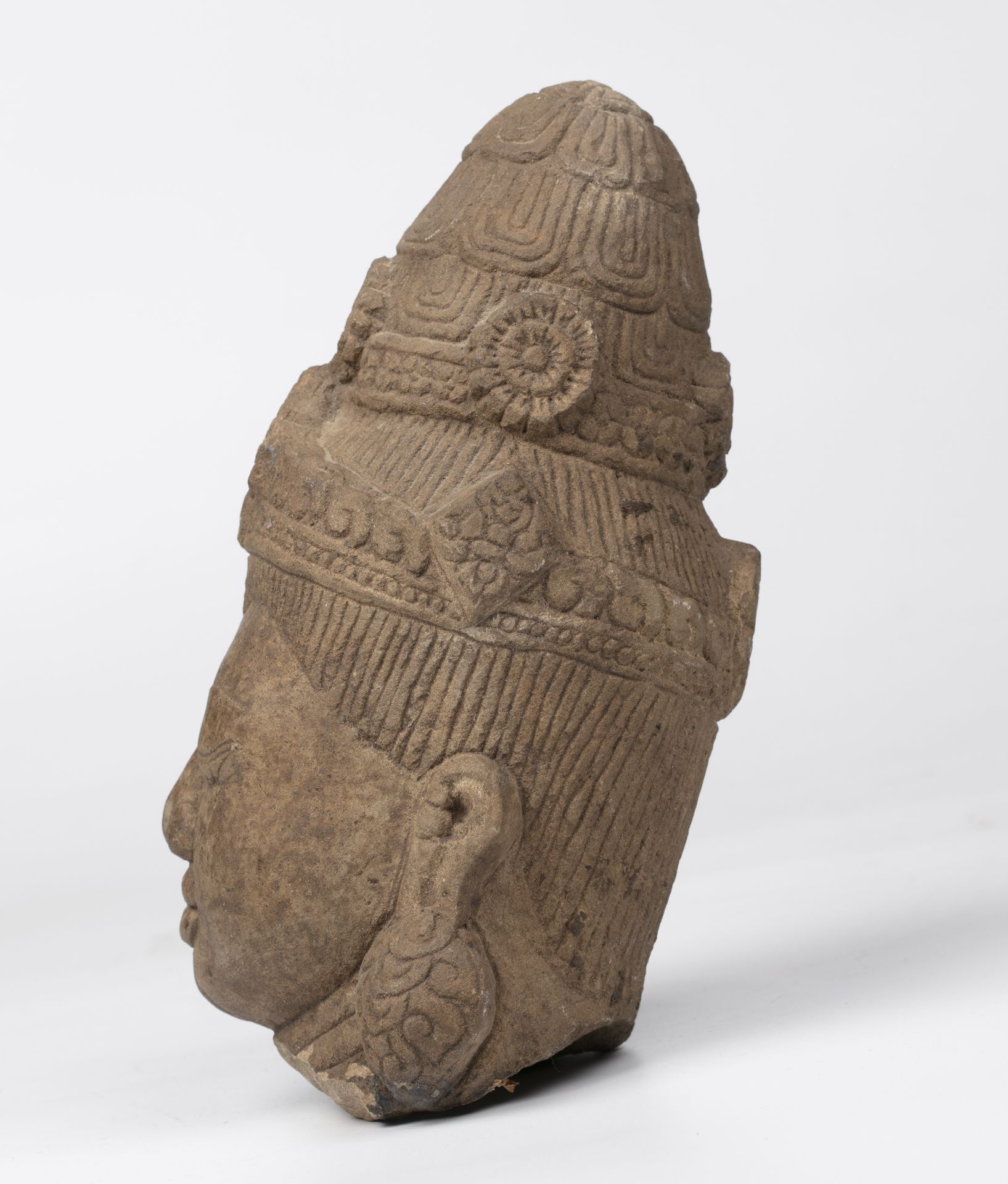 An Indian carved stone head 14cm wide 29cm high - Bild 3 aus 7