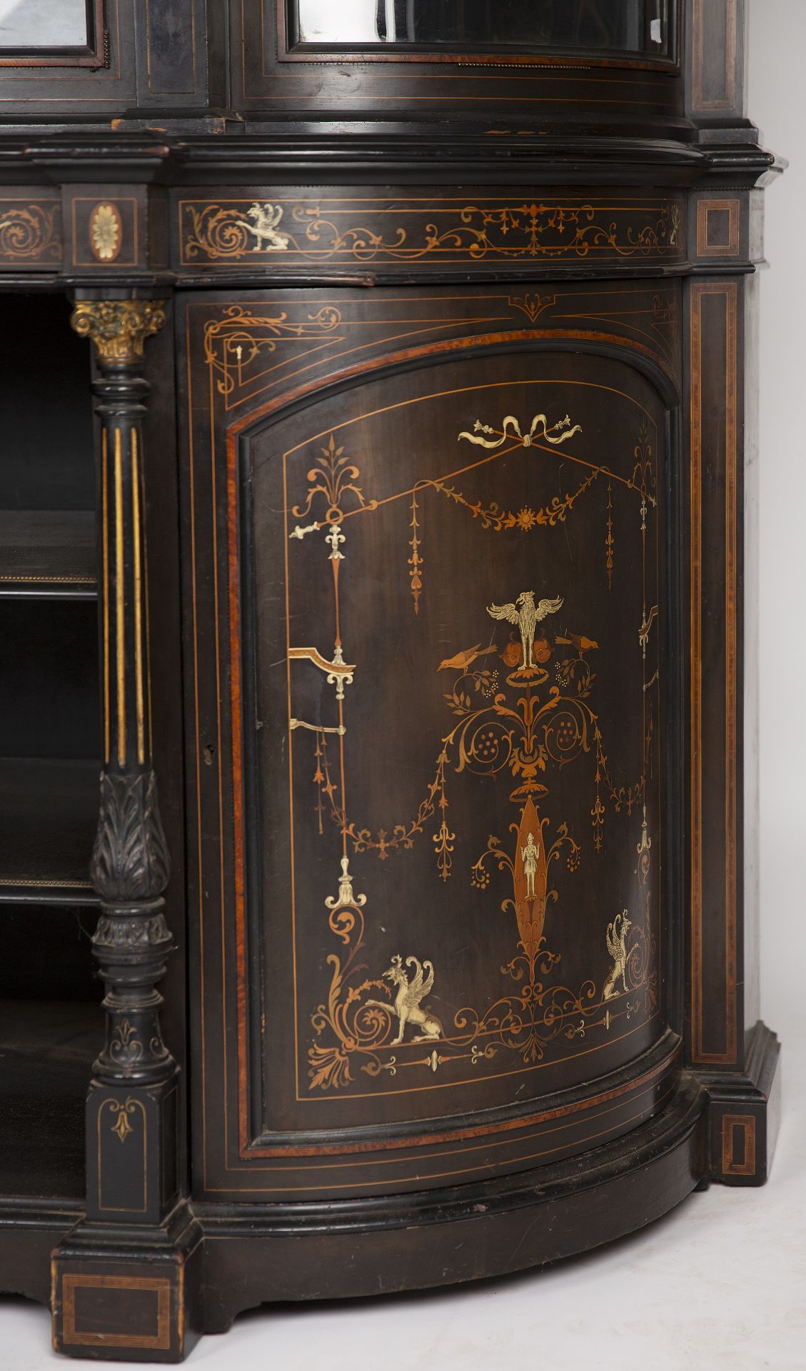An Edwardian ebonised library cabinet with a glazed bookcase top, pillar supports and inlaid - Bild 3 aus 7