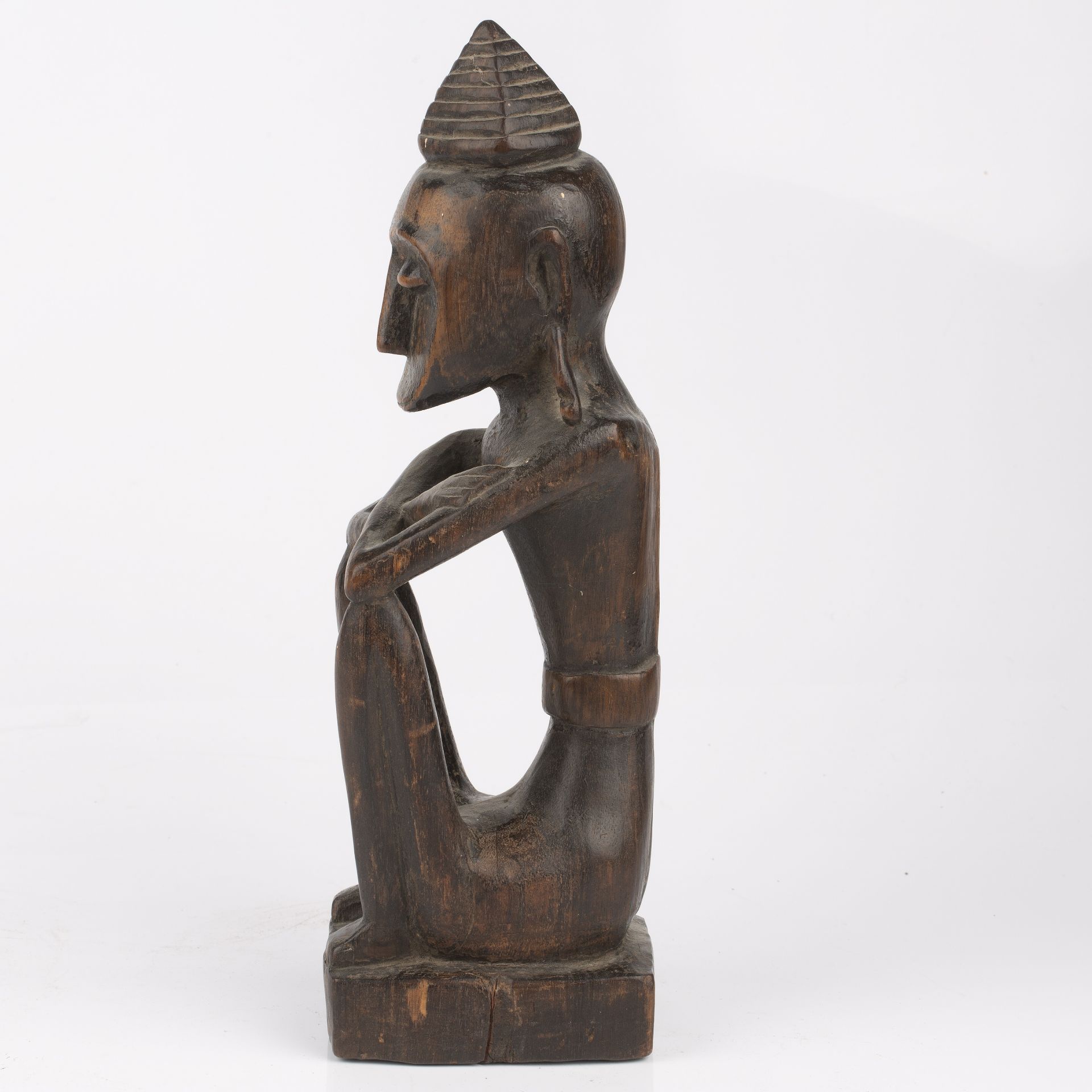 An antique carved wood tribal seated figure possibly Malaysian. 8cm wide 32cm high. - Bild 2 aus 5