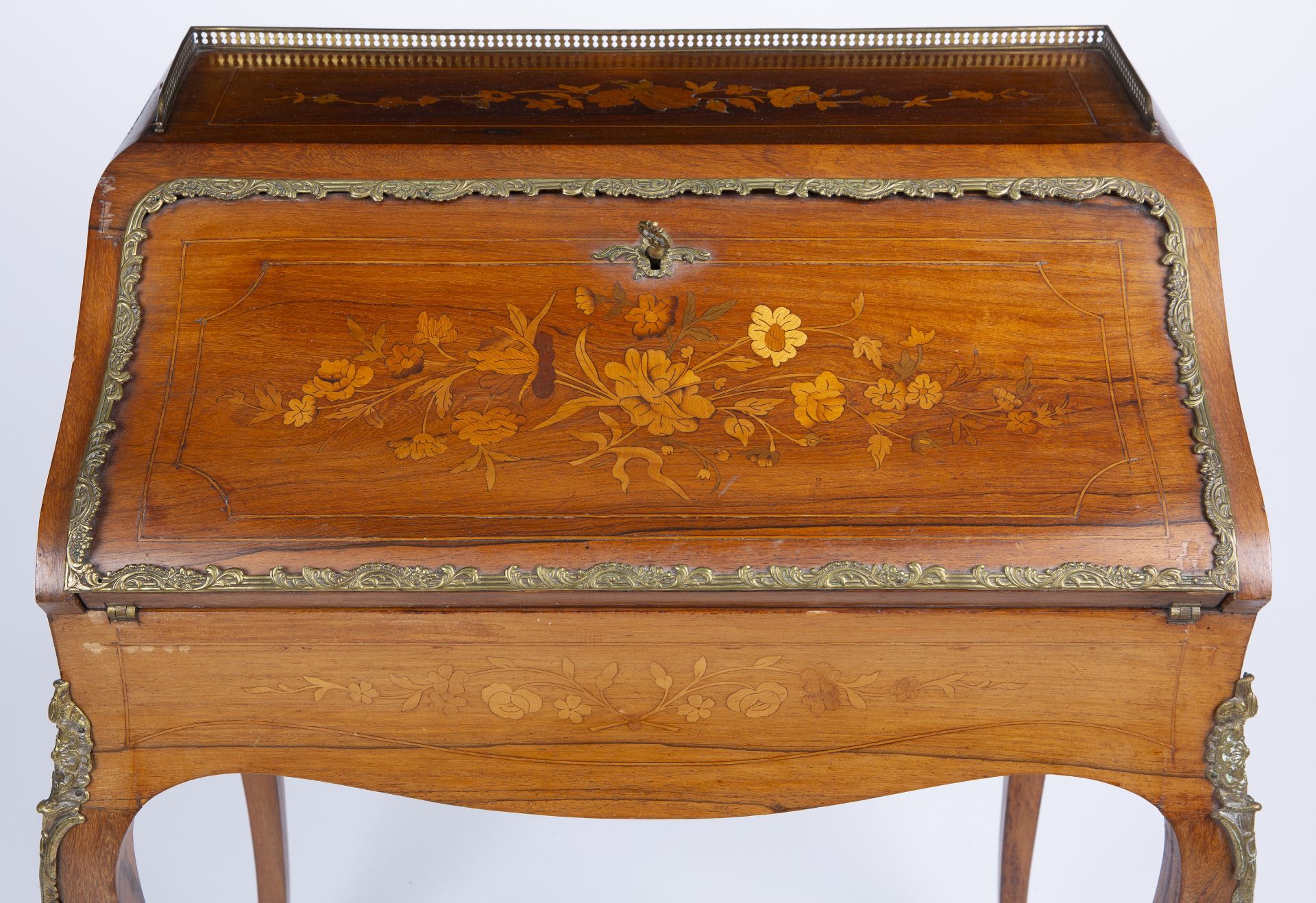 A late 19th century French walnut bureau de dame with marquetry inlay and gilt mounts 67cm wide 44cm - Bild 6 aus 6