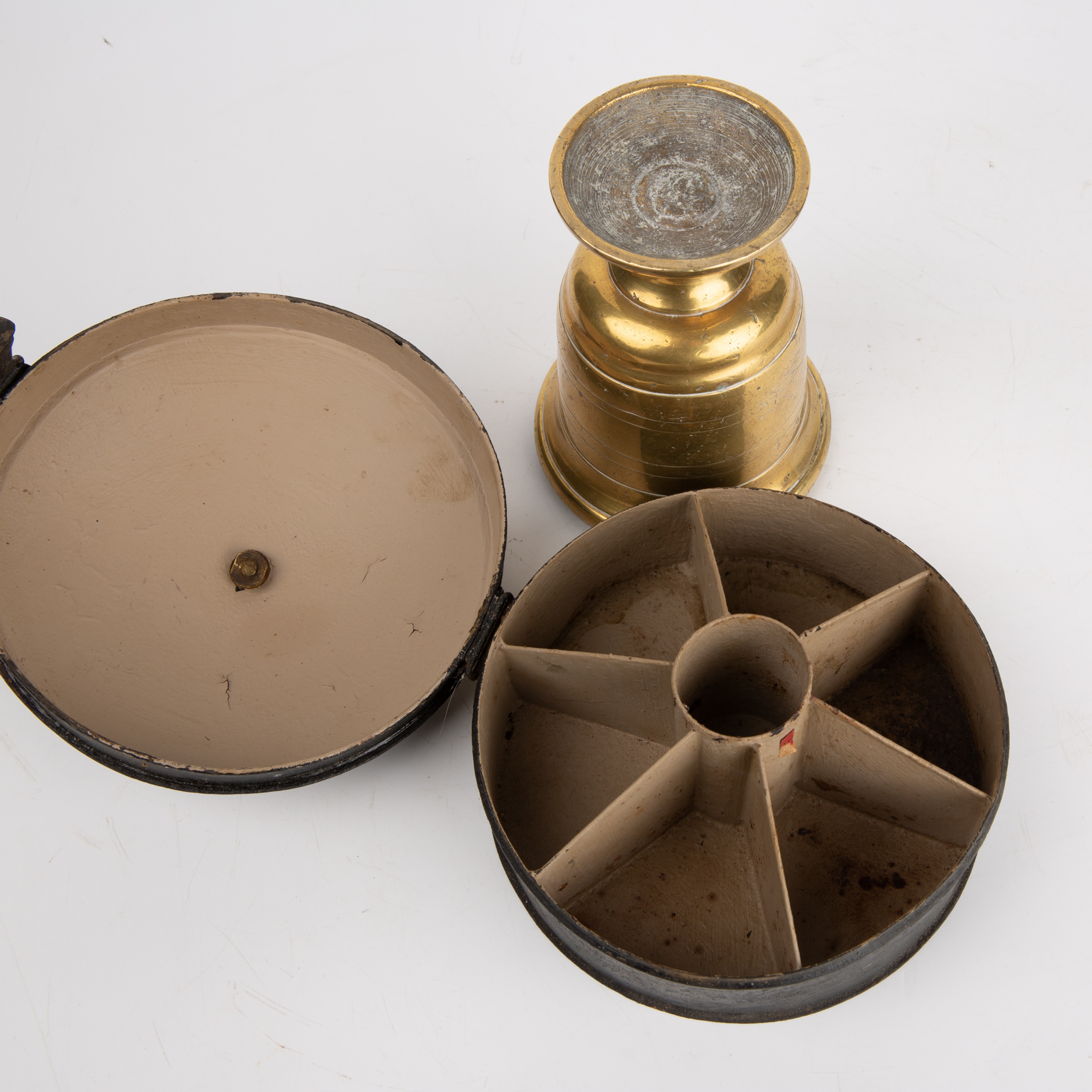 A Georgian toleware spice tin 15cm diameter together with an antique brass mortar 10cm x 13cm - Bild 4 aus 4