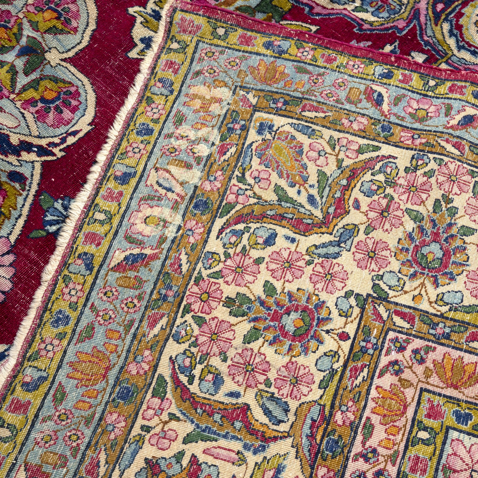A Persian Kirman polychrome carpet with a banded border and foliate decoration 267cm x 355cm - Bild 2 aus 2