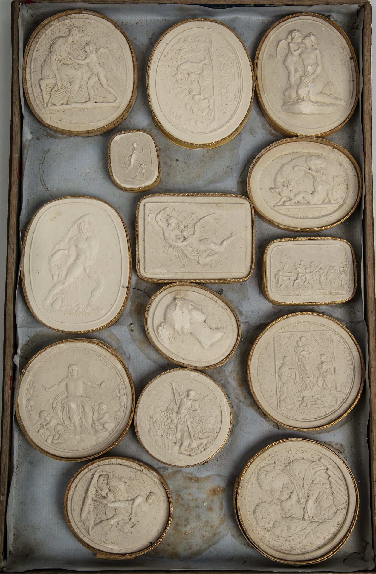 A large collection of Grand Tour plaster relief plaques approximately 400 in wooden trays. - Bild 10 aus 13