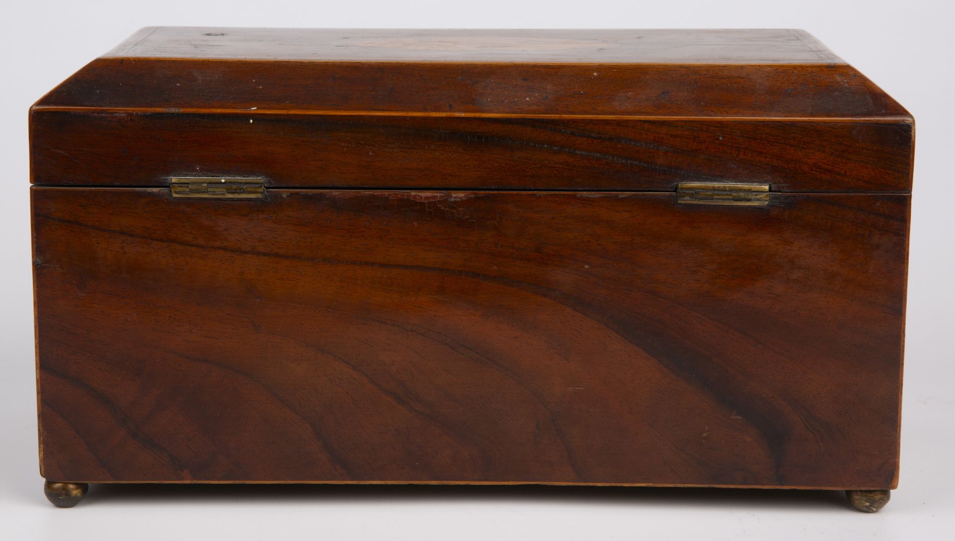 A George III walnut tea caddy with a satinwood shell inlaid top, lions mask handles and brass ball - Bild 4 aus 6