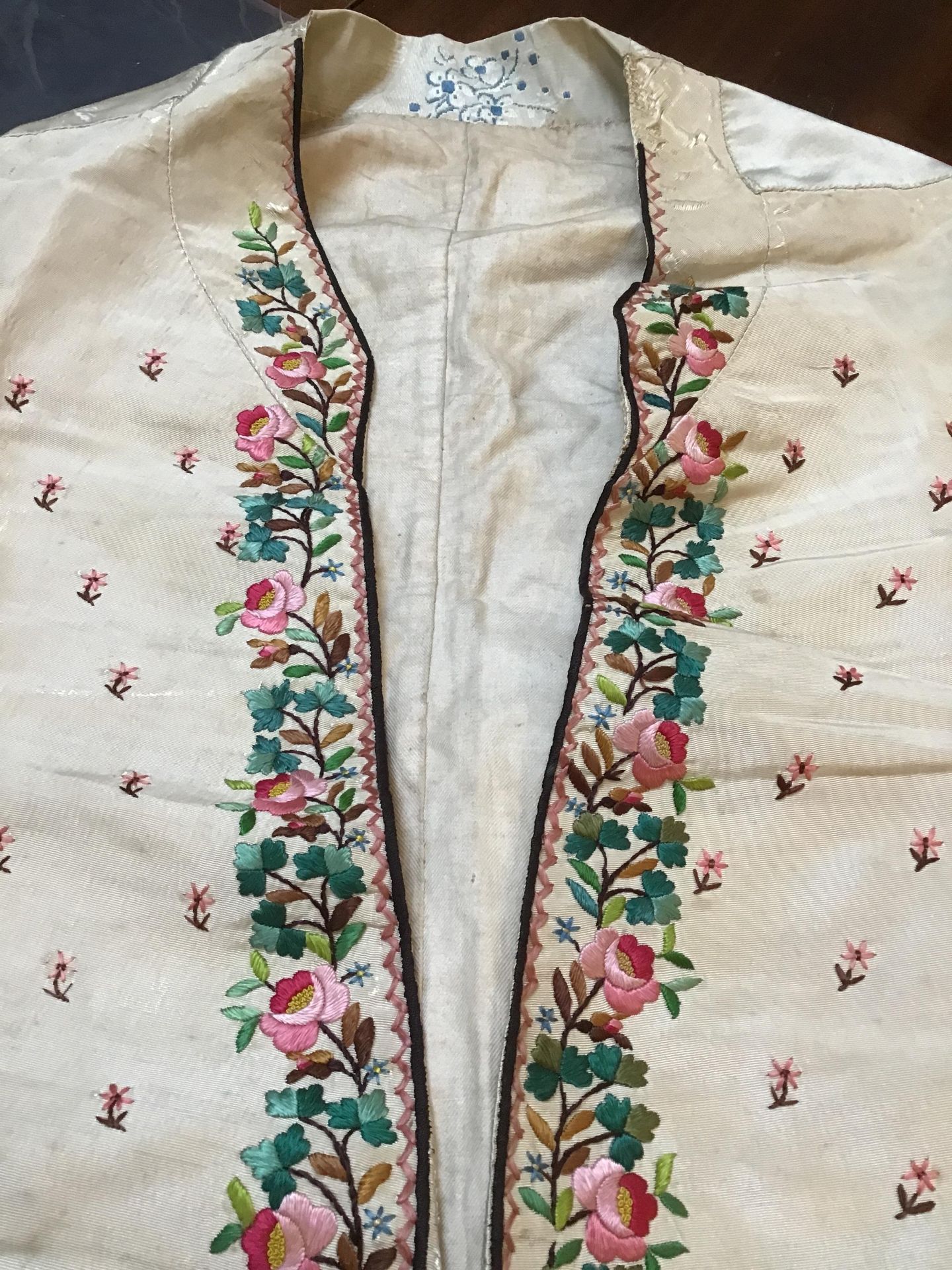 A Georgian silk embroidered waistcoat, decorated with flowers. Stains, marks.  Fraying around button - Bild 20 aus 24