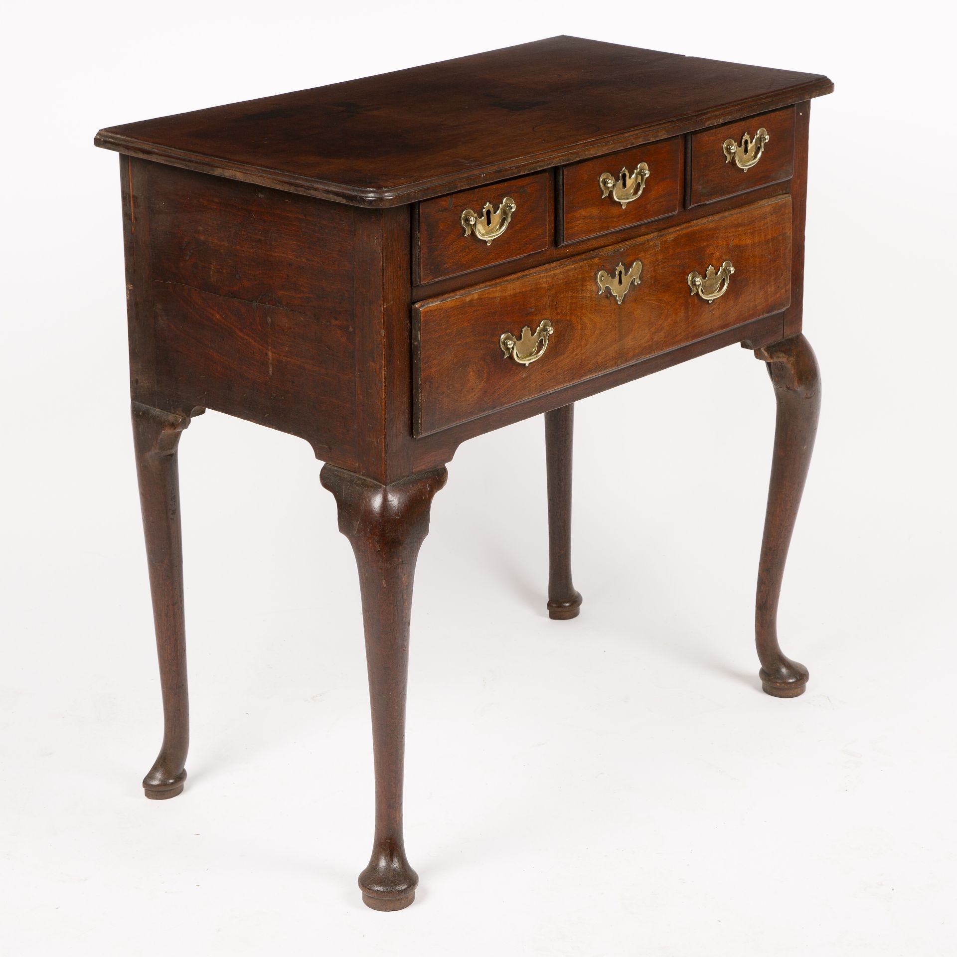 A George III mahogany low boy with four drawers having brass handles and cabriole legs 76cm wide - Bild 2 aus 6