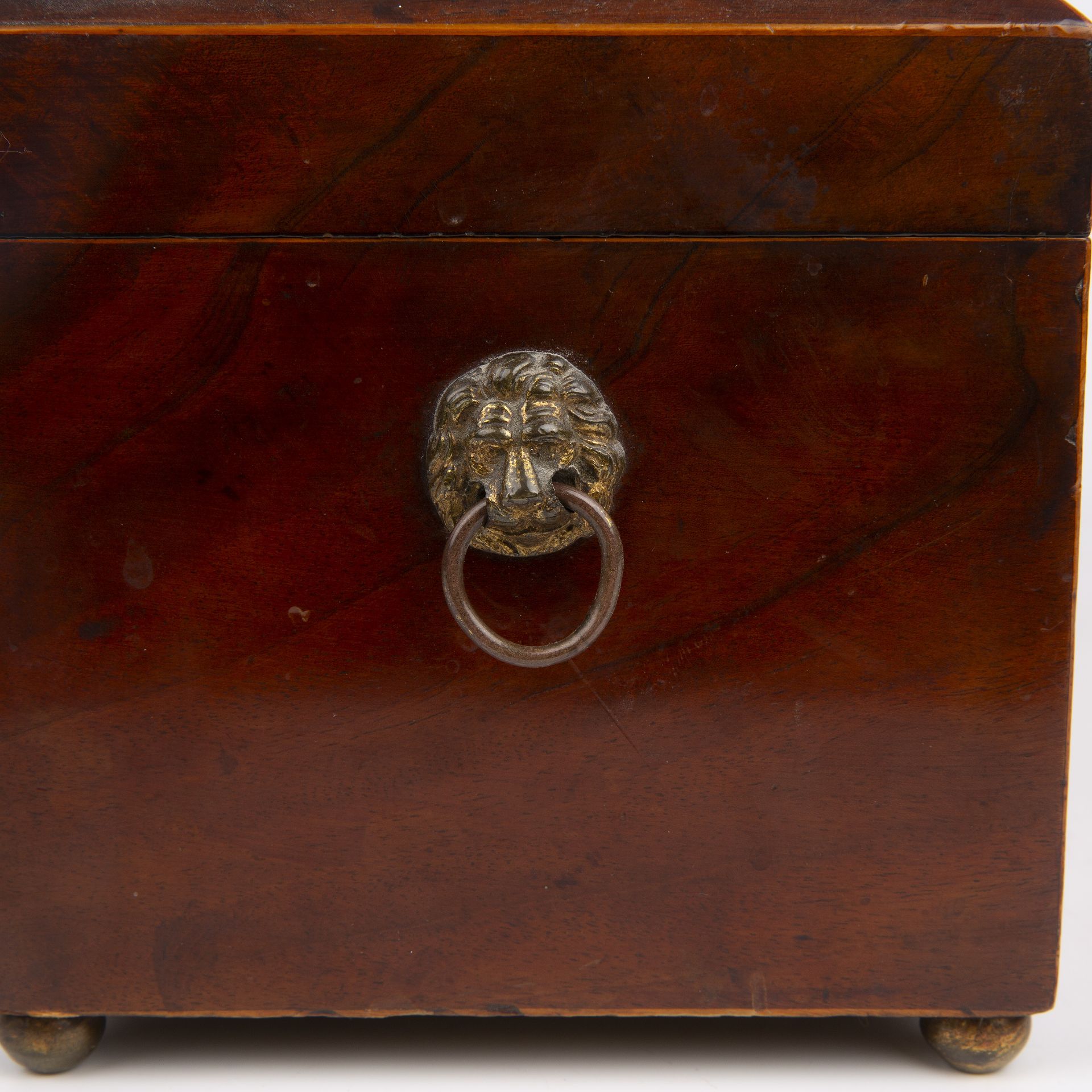 A George III walnut tea caddy with a satinwood shell inlaid top, lions mask handles and brass ball - Bild 6 aus 6