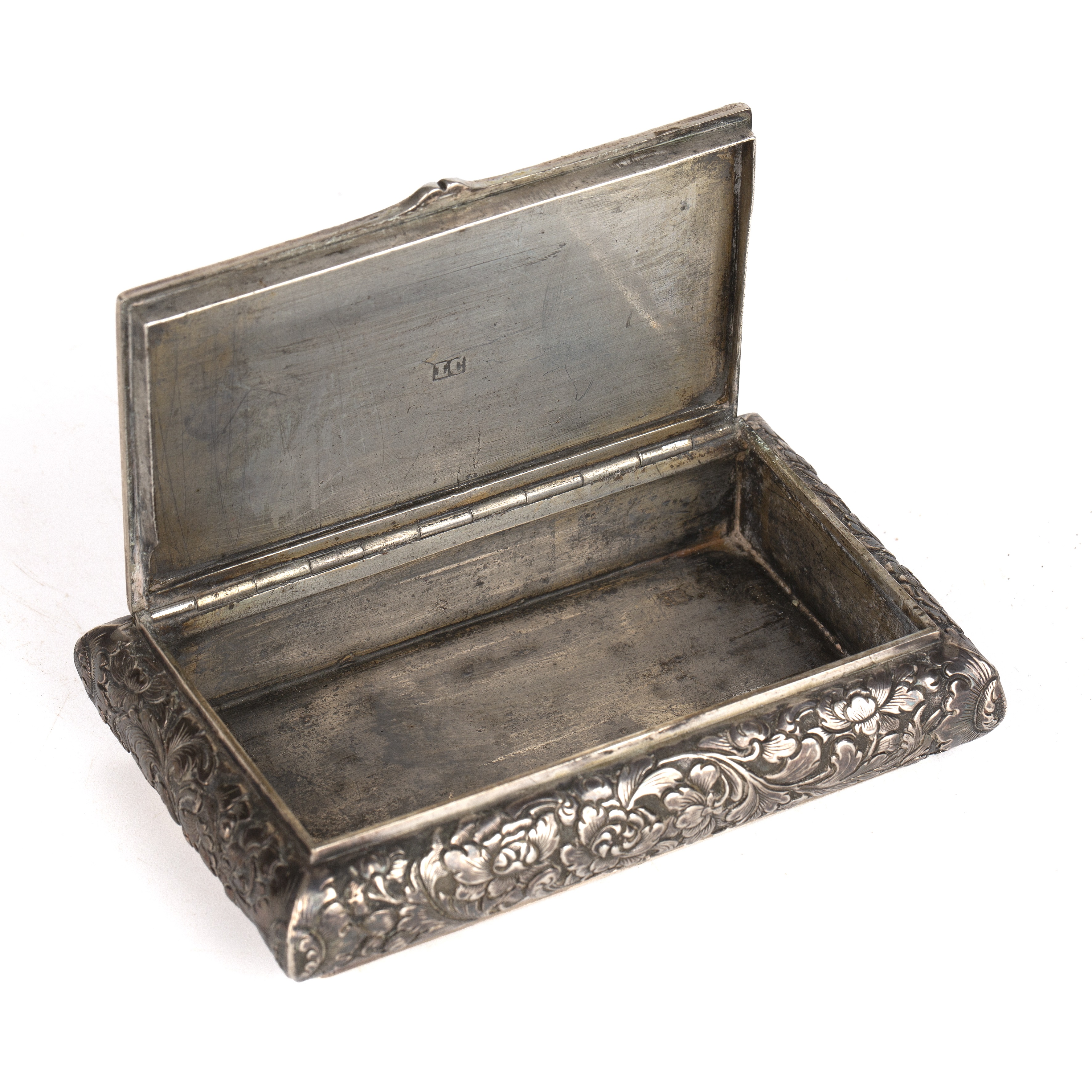 A 19th century silver plated snuff box with chinoiserie embossed decoration, makers mark IC, 10cm - Image 3 of 5