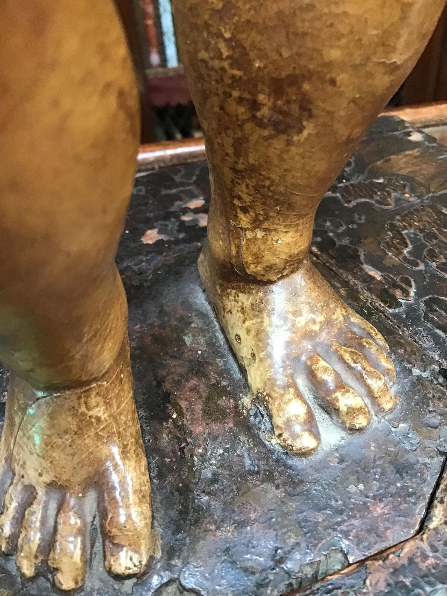 A 17th/18th century Italian gilded and carved limewood cherub on a rectangular gilded base 24cm wide - Bild 25 aus 26