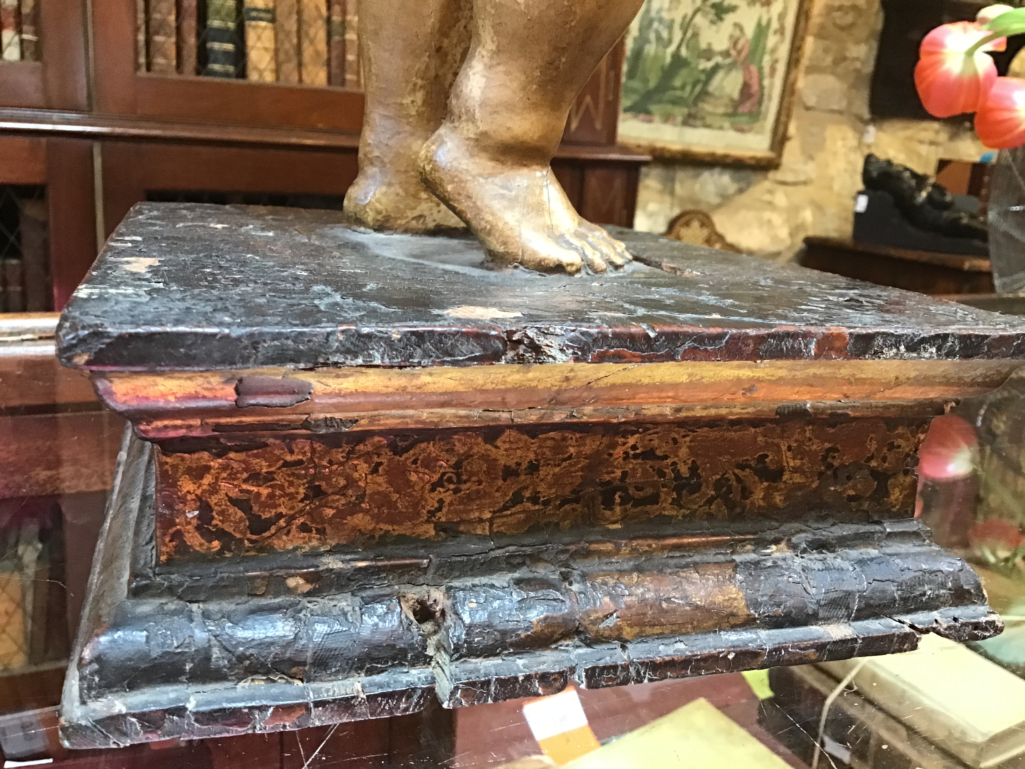 A 17th/18th century Italian gilded and carved limewood cherub on a rectangular gilded base 24cm wide - Bild 15 aus 26