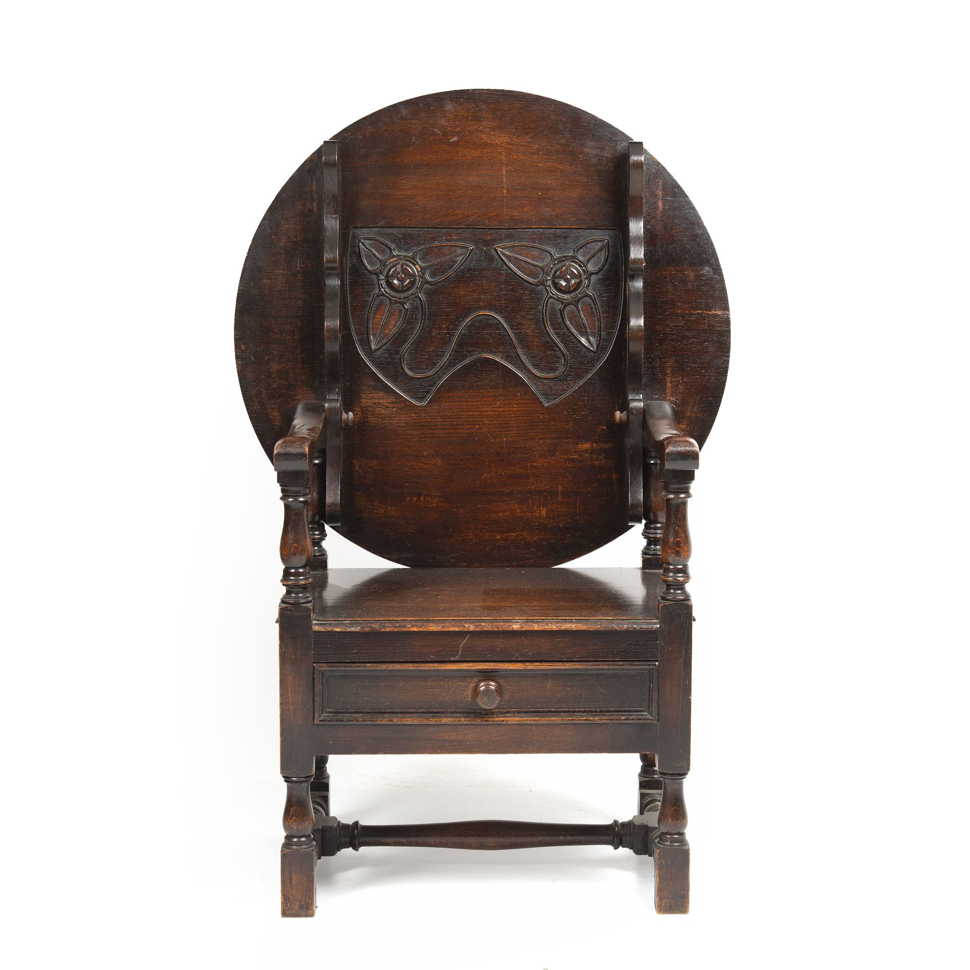 An early 20th century oak monks seat, the lifting back with a carved floral design all raised on - Bild 2 aus 5