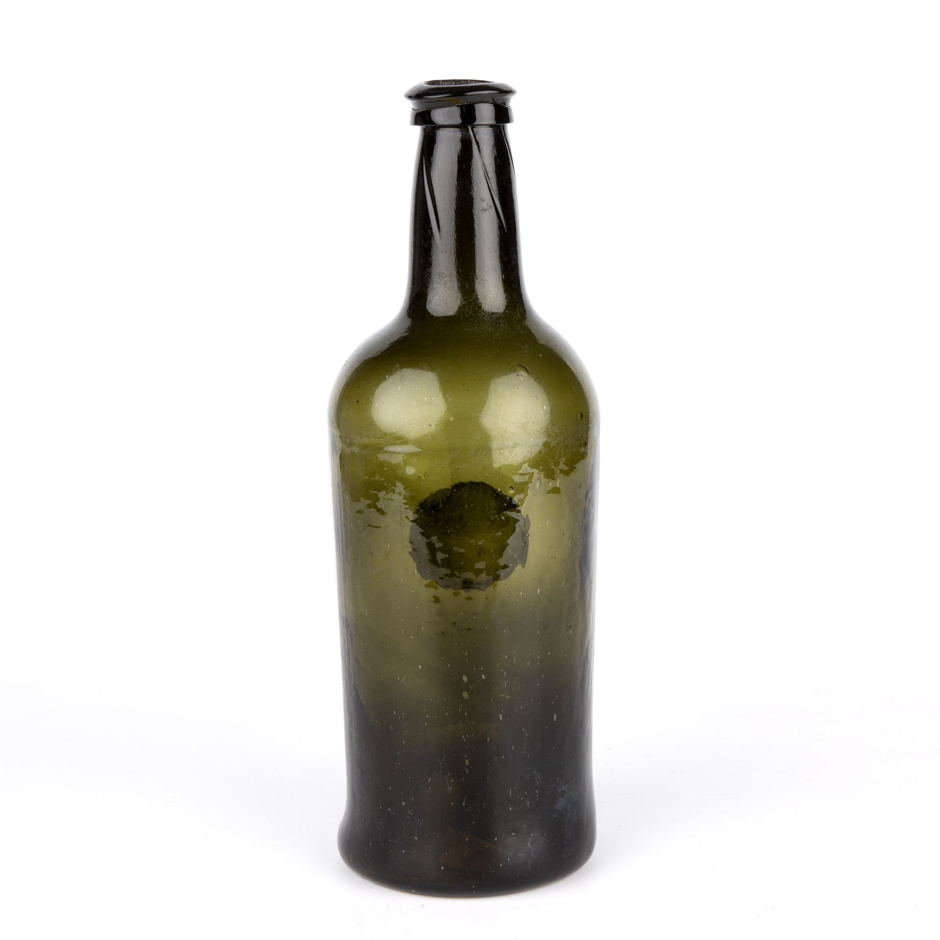 An 18th century Magdalen college green glass bottle, with a seal marked Mag.Col C.R circa 1770-80, - Bild 2 aus 3
