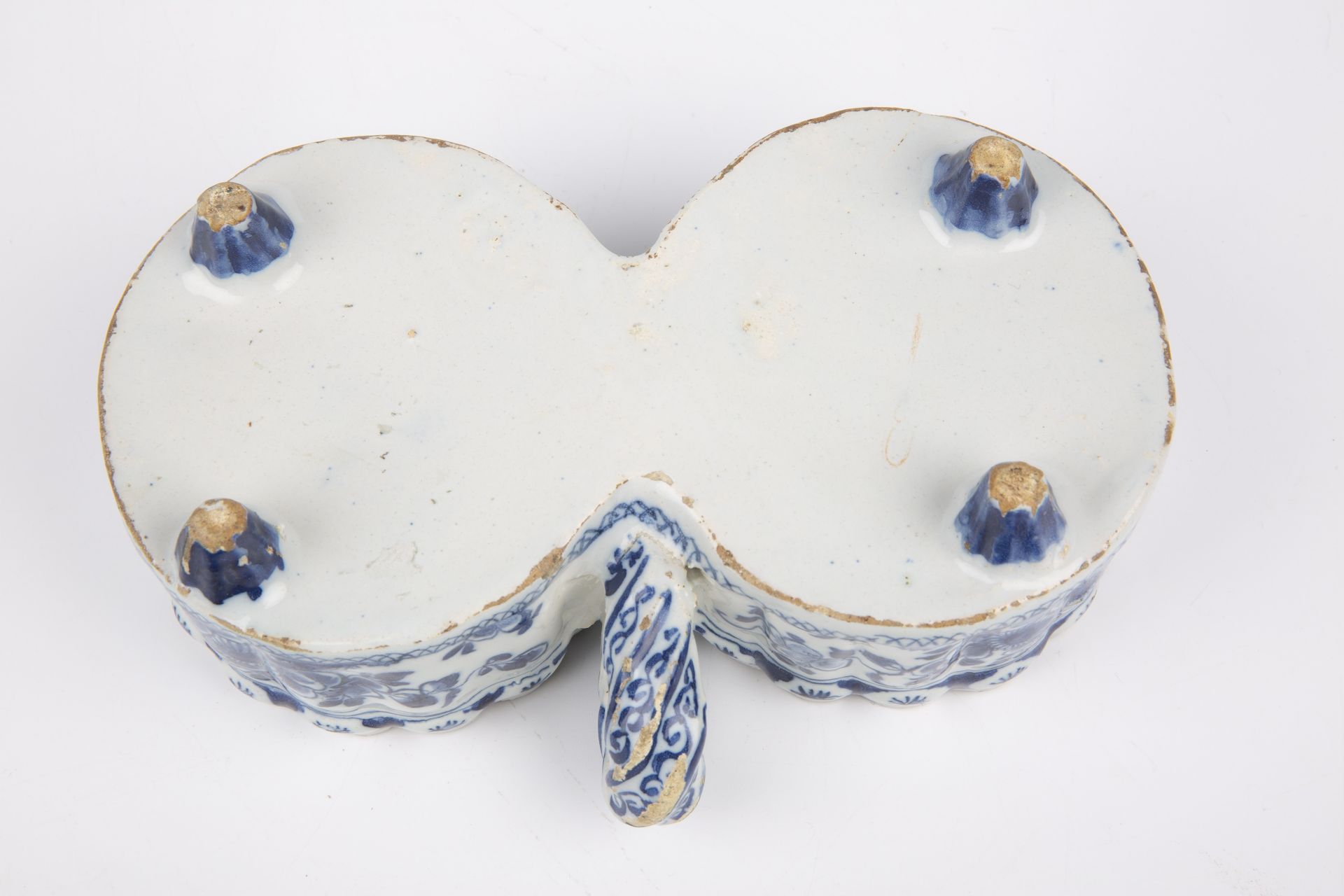 An early 18th century Delft cruet cira 1720, 19.5cm wide 7cm high Good with glaze chips - Bild 5 aus 6