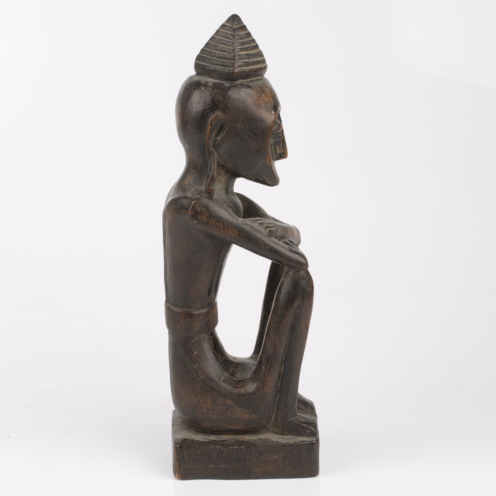 An antique carved wood tribal seated figure possibly Malaysian. 8cm wide 32cm high. - Bild 4 aus 5