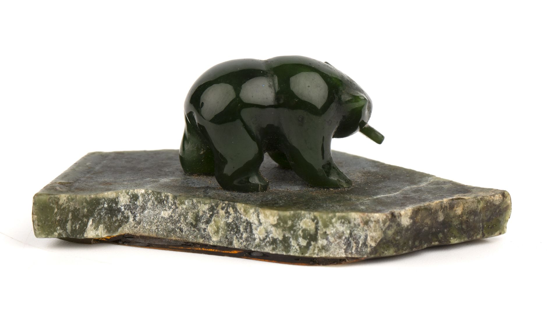 A small Canadian jade carving of a bear and salmon, overall 6cm wide 2.5cm high - Bild 2 aus 5