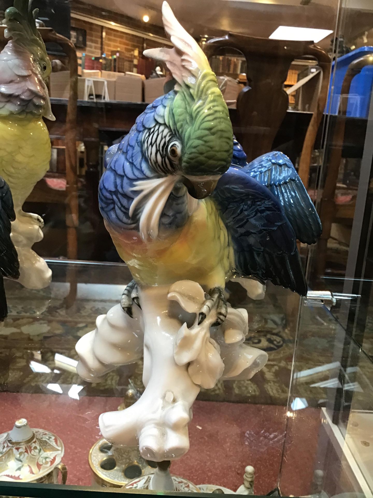 Four continental porcelain cockatoos, the largest 29cm high Bird A - chip to base branch, - Bild 8 aus 15