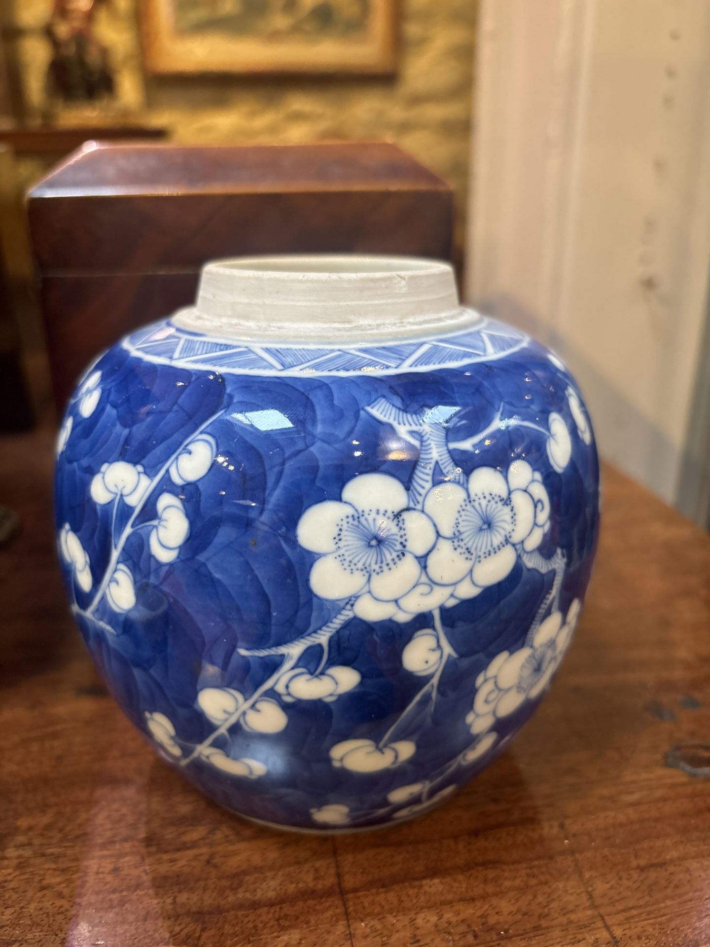A Chinese ginger jar with blue and white prunus blossom decoration and a six character Qing mark - Bild 8 aus 10